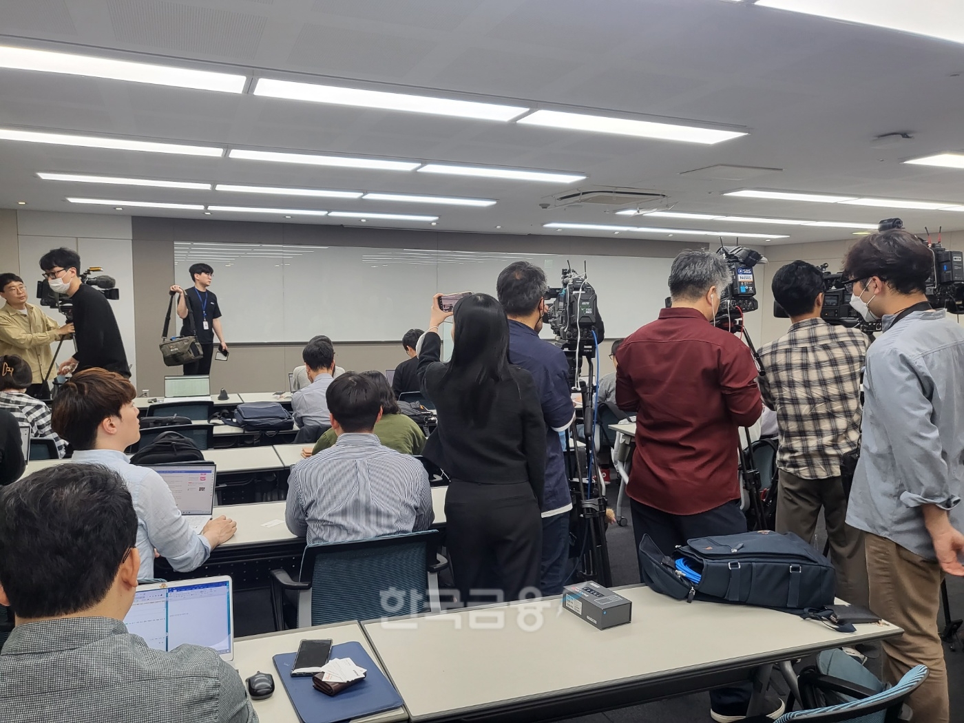 2023년 5월 4일 열린 김익래 다우키움그룹 회장이 사퇴 기자회견 직후 질의응답 없이 자리를 떠나자 기자들이 웅성거리고 있다./사진=임지윤 기자