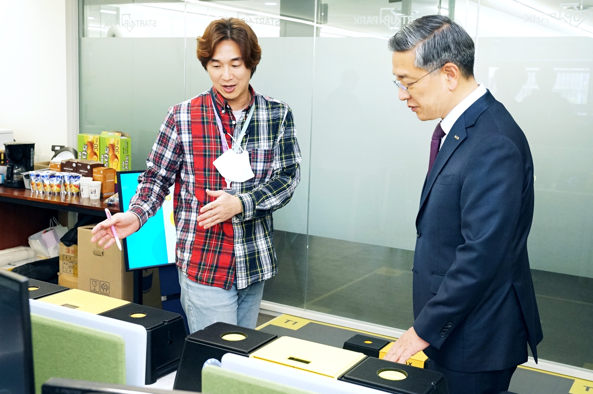 김종호 기술보증기금 이사장(사진 오른쪽)과 서남현 더좋은운동으로 대표./사진=기술보증기금