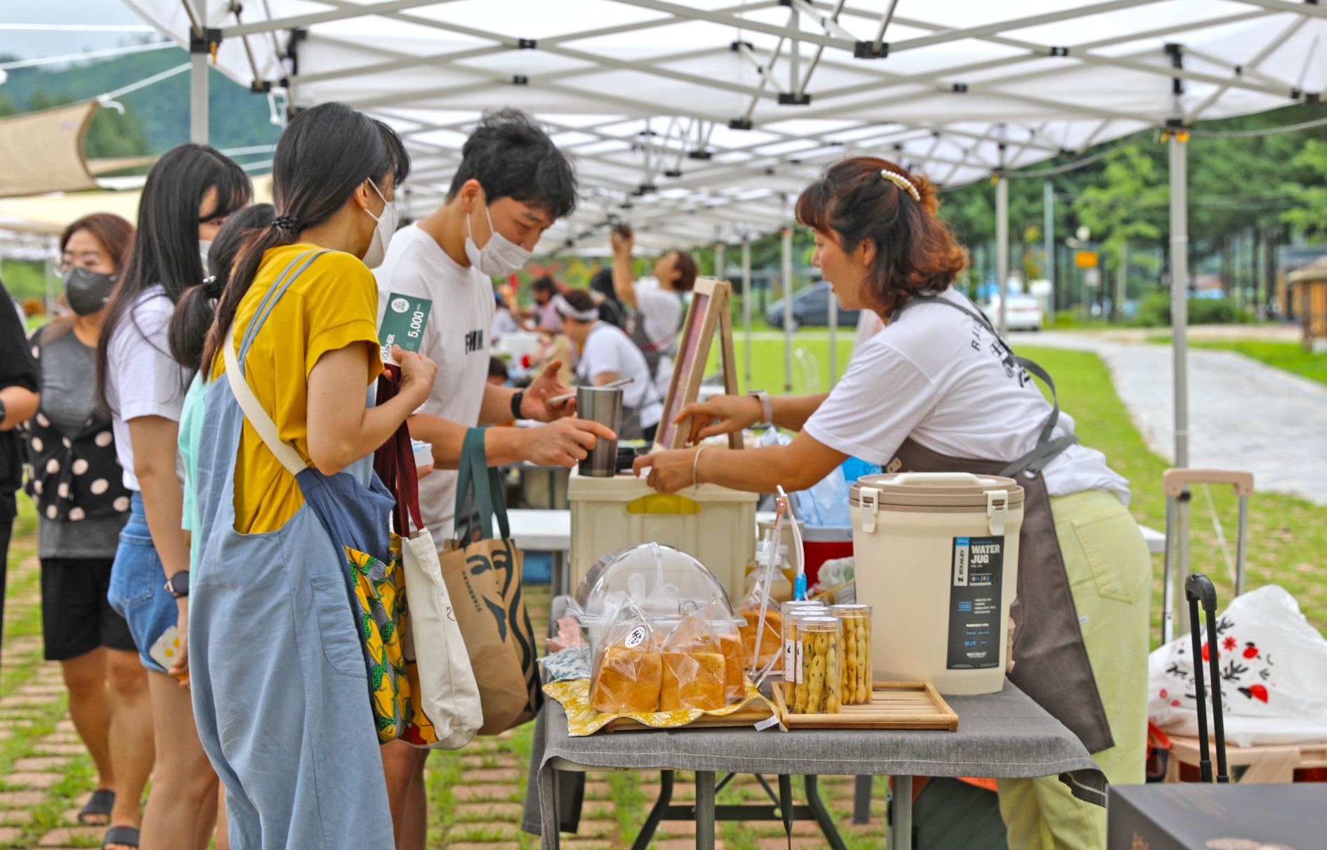 지난해 소셜마켓 활동 모습. /사진제공=강원랜드사회공헌재단