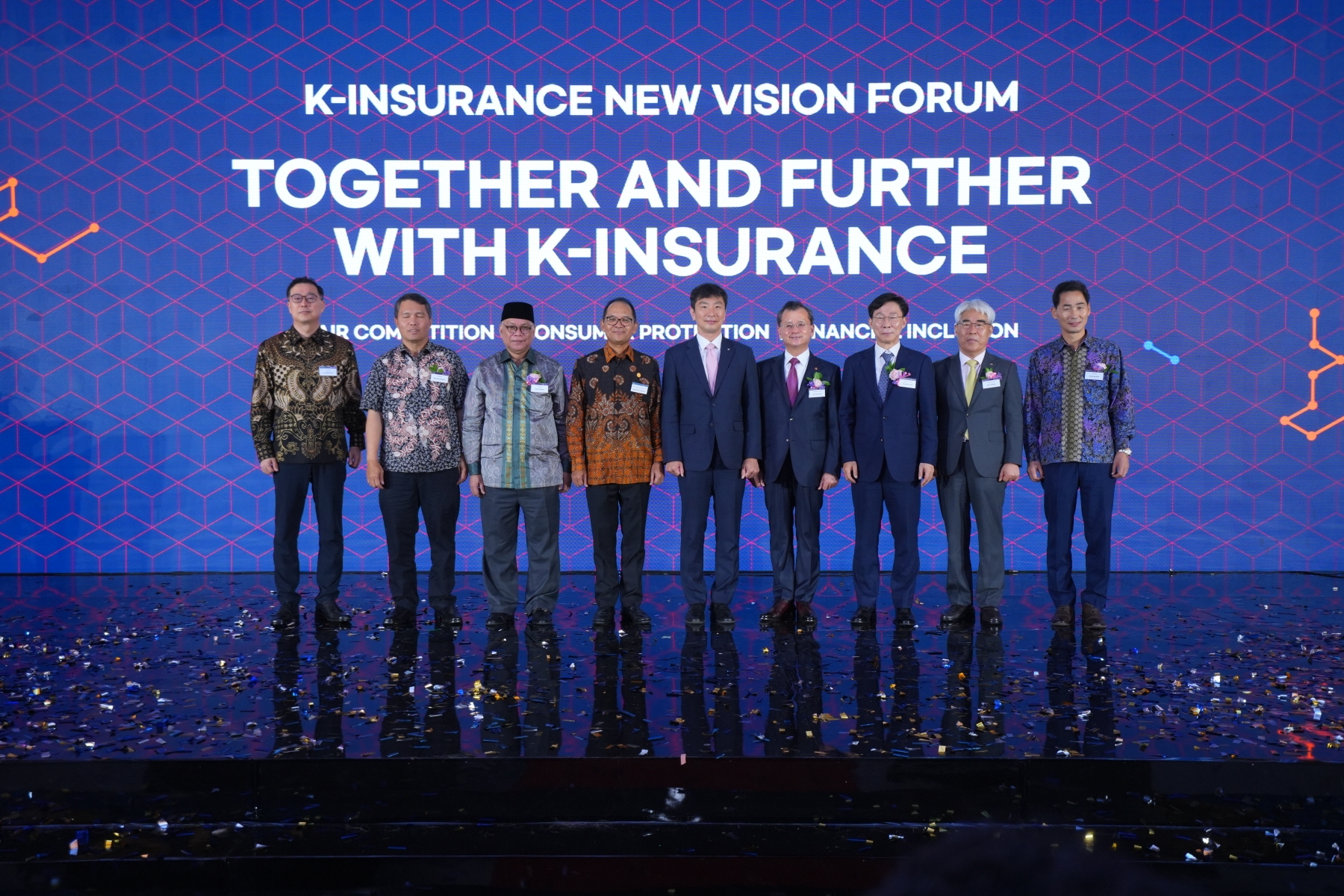 인도네시아 자카르타 더 세인트 레지스 호텔에서 열린 「K-Insurance New Vision Forum」에서 여승주 한화생명 대표(사진 우측 네번째)와 이복현 금융감독원장(사진 가운데), 홍원학 삼성화재 대표(사진 우측 세번쨰), 김기환 KB손해보험 대표(사진 우측 두번째), 오기 쁘라스또미요노 인도네시아 금융감독청(OJK) 부청장(사진 좌측 네번째) 등 관계자가 함께 기념촬영을 하고 있다.(2023.05.12.)./사진제공=한화생명