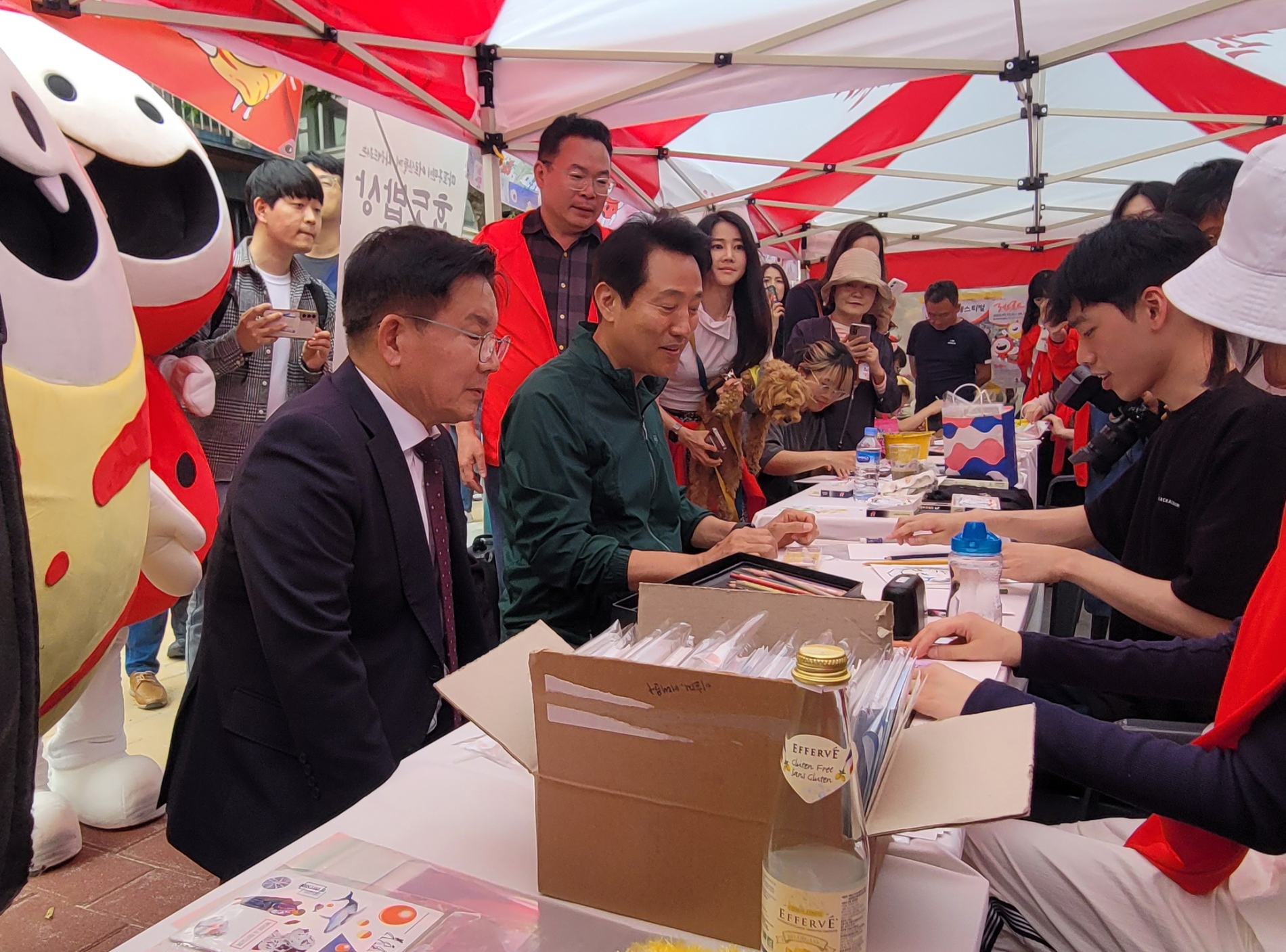 오세훈 서울시장과 박강수 마포구청장이 레드로드 페스티벌 행사를 즐기는 모습./사진=주현태 기자