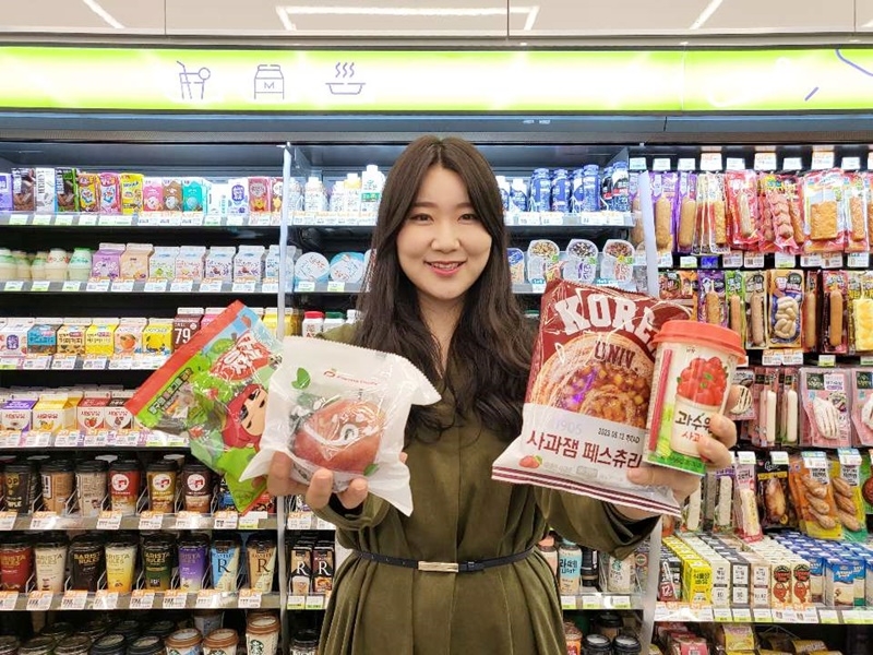 CU는 이달 말까지 제품명에 '사과'가 들어간 제품을 애플페이로 결제하면 할인해주는 행사를 진행한다. /사진제공=BGF리테일