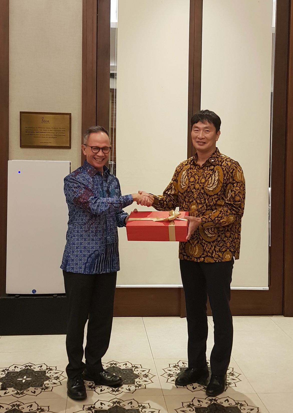 금융감독원과 12일 인도네시아 금융감독청(OJK)과 상호 직원파견을 위한 합의각서의 협의를 완료했다. 마헨드라 OJK 청장(왼쪽)이 이복현 금융감독원장(오른쪽)에게 기념품을 전달하고 있다. / 사진제공= 금융감독원(2023.05.14)