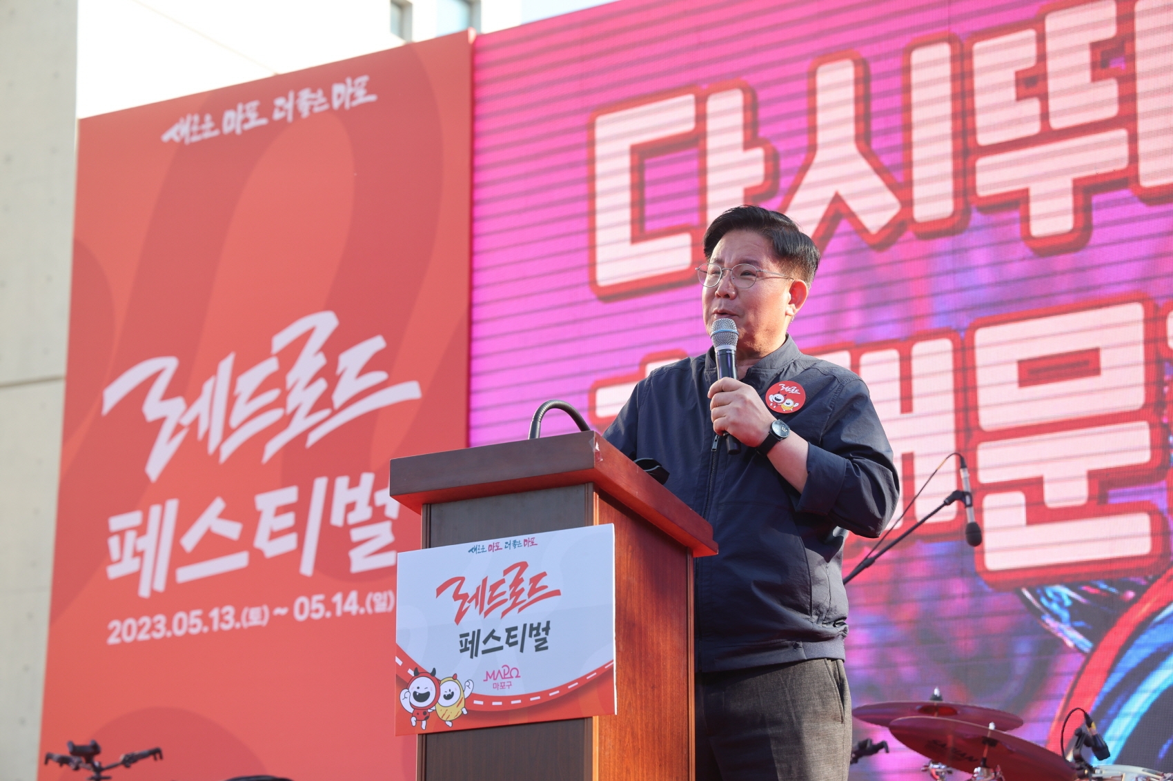 박강수 마포구청장이 지난 14일 '다시 뛰는 홍대문화 거리축제'를 찾아 인사말을 하는 모습./사진제공=마포구