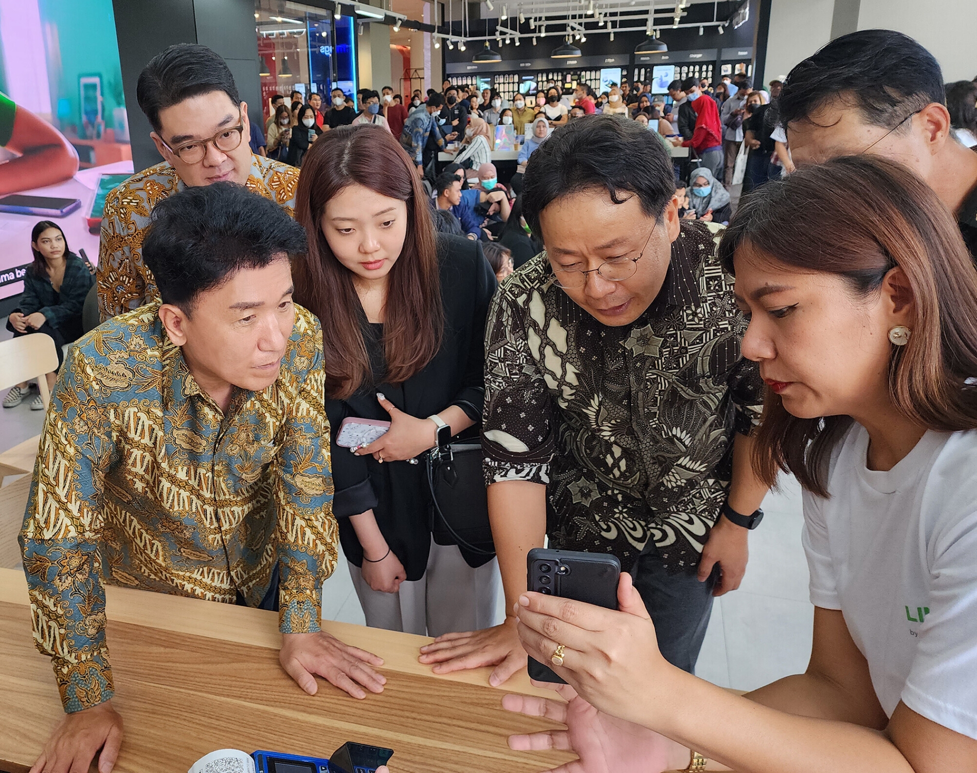 하나금융그룹은 지난 11일 오후 인도네시아 자카르타 소재 대형 쇼핑몰인 Senayan Park에서 ‘LINE Bank X SAMSUNG’ 체험 행사를 개최했다. 함영주 회장(앞줄 왼쪽)이 현지 라인뱅크 직원들과 함께 라인뱅크 앱의 대출 연계 간편결제를 체험해보고 있다./사진제공=하나금융그룹
