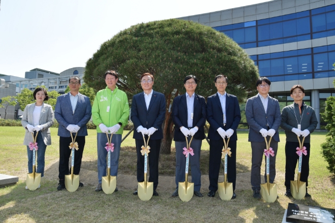 김준 SK이노베이션 부회장은 15일 대전 환경기술연구원을 방문했다. /사진제공=SK이노베이션.