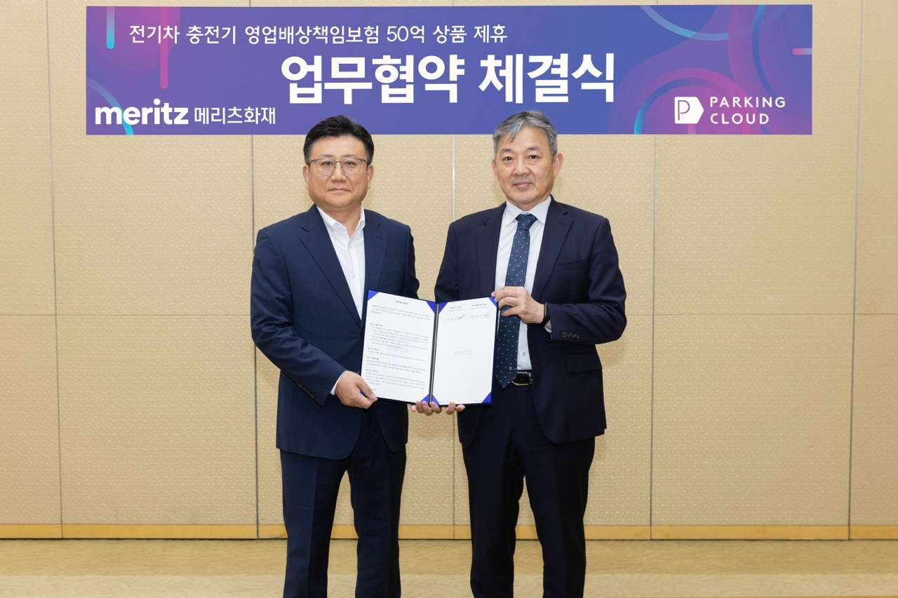 박종희 메리츠화재 상무(오른쪽)와 염창열 파킹클라우드 부사장이 기념촬영을 하고 있다./사진제공=메리츠화재