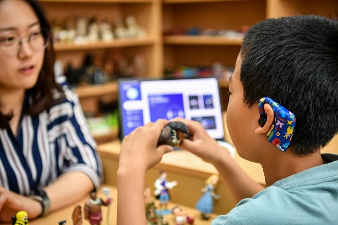 아동이 엠브레인을 착용하고 상담사와 함께 심리 상담을 진행하고 있는 모습. 사진제공=현대모비스.