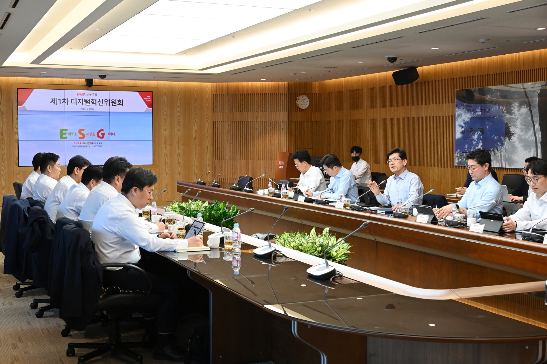 빈대인 BNK금융그룹 회장이 지난 5월 부산은행 본점에서 개최한 디지털혁신위원회를 주재하고 있다. /사진제공=BNK금융그룹