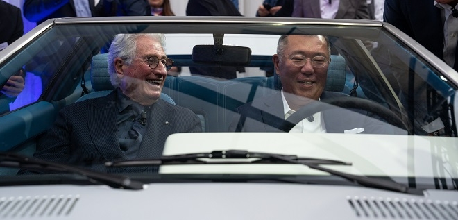 포니 쿠페 복원 모델에 탑승한 조르제토 주지아로(왼쪽)와 정의선 회장. 사진제공=현대차.