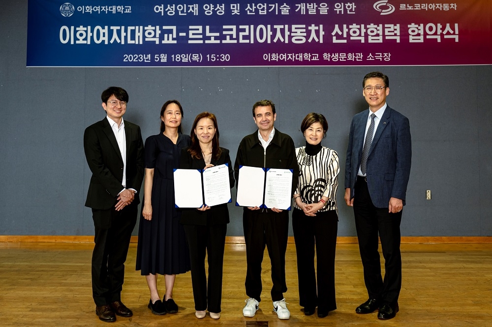(왼쪽부터) 이화여대 이장욱 교수, 박수현 교수, 백지연 인재개발원장, 르노코리아자동차 스테판 드블레즈 사장, 박정완 인사본부장, 최성규 연구소장. 사진제공=르노코리아.