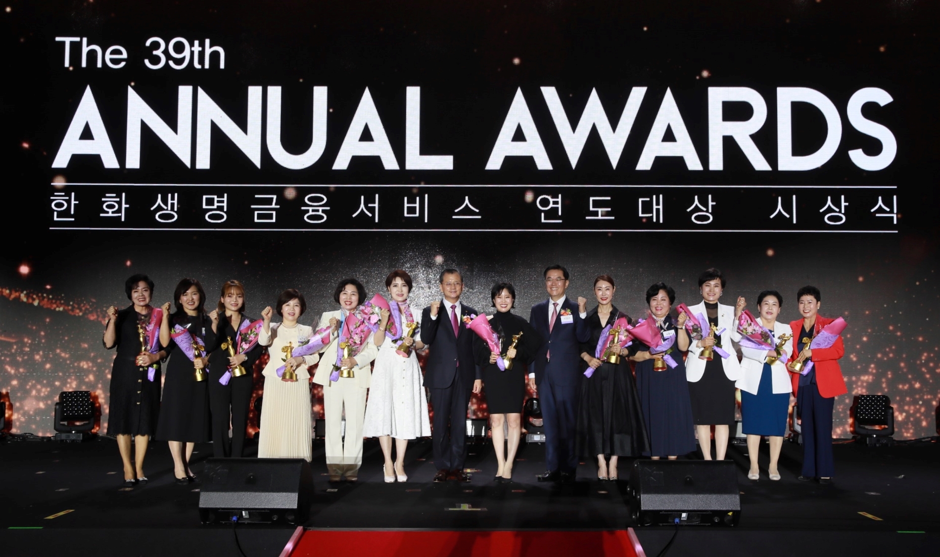 19일 일본 북해도 루스츠 리조트에서 열린 2023 한화생명금융서비스 연도대상 시상식에서 챔피언 등급 선발자들이 한화생명 여승주 대표이사(왼쪽에서 일곱 번째), 한화생명금융서비스 이경근 대표이사(왼쪽에서 아홉 번째)와 기념 촬영을 하고 있다.(2023.05.21.)./사진제공=한화생명