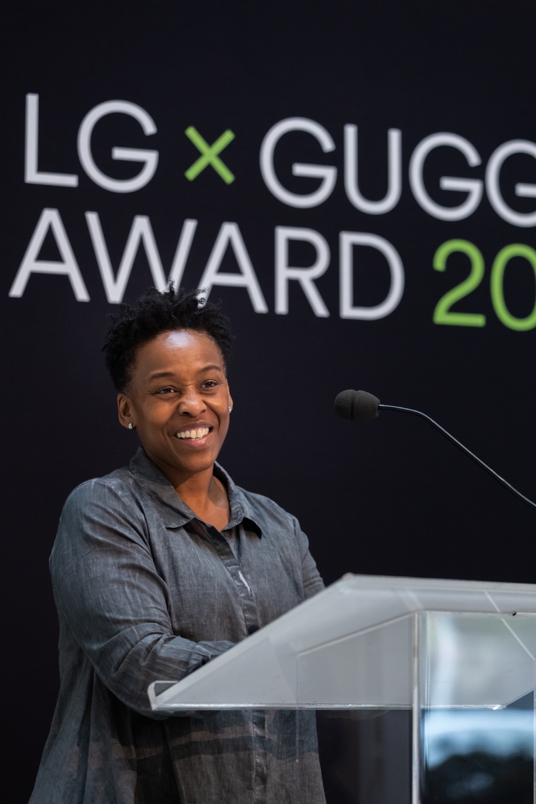 LG 구겐하임 어워드('LG GUGGENHEIM Award'의 첫 수상자인 스테파니 딘킨스(Stephanie Dinkins)가 현지시간 19일 뉴욕 구겐하임 뮤지엄에서 수상소감을 발표하고 있다. 사진 제공=LG