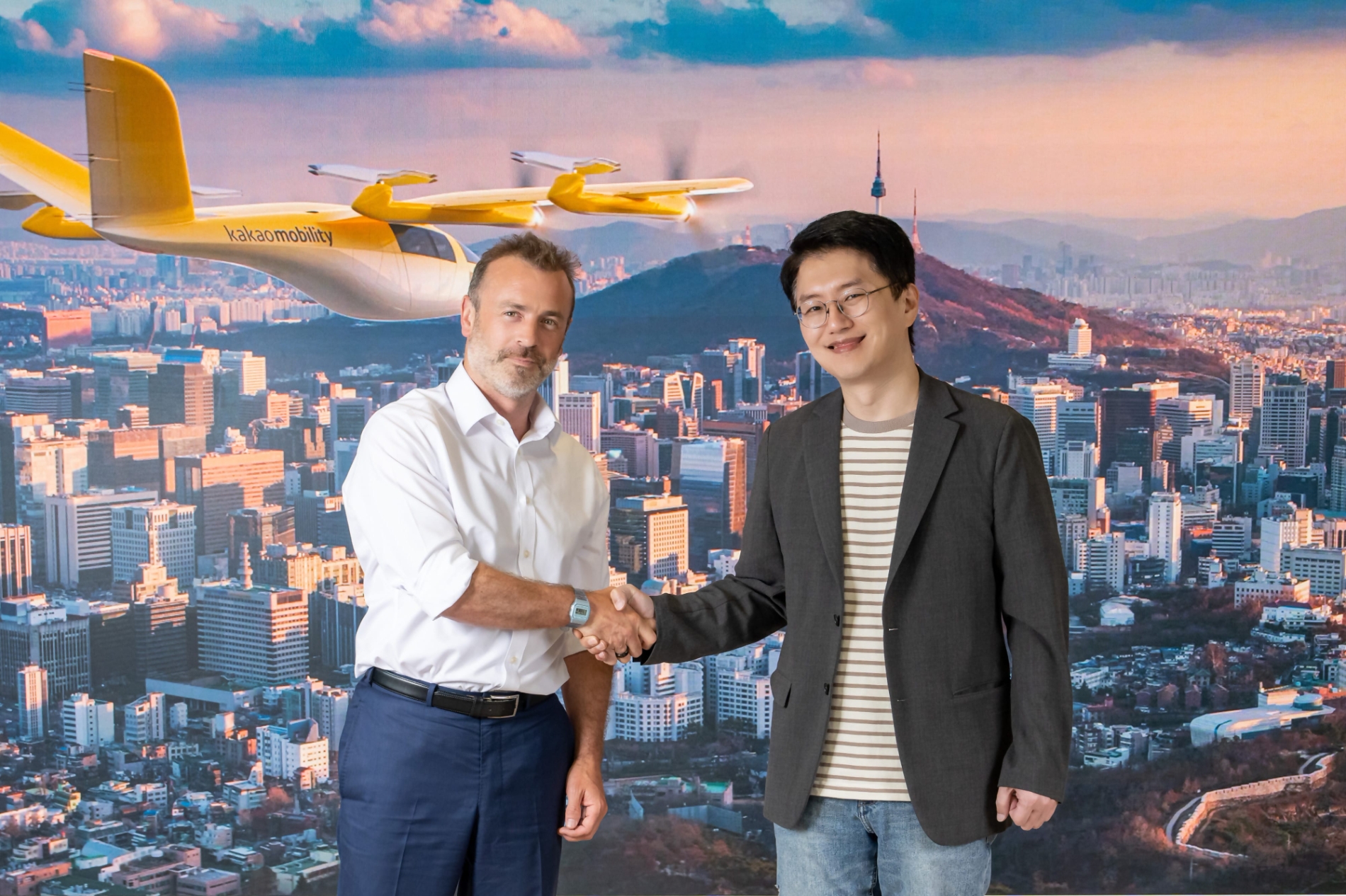 (사진 왼쪽부터) 버티컬 에어로스페이스의 스티븐 피츠페트릭 대표, 카카오모빌리티 류긍선 대표 / 사진제공=카카오모빌리티