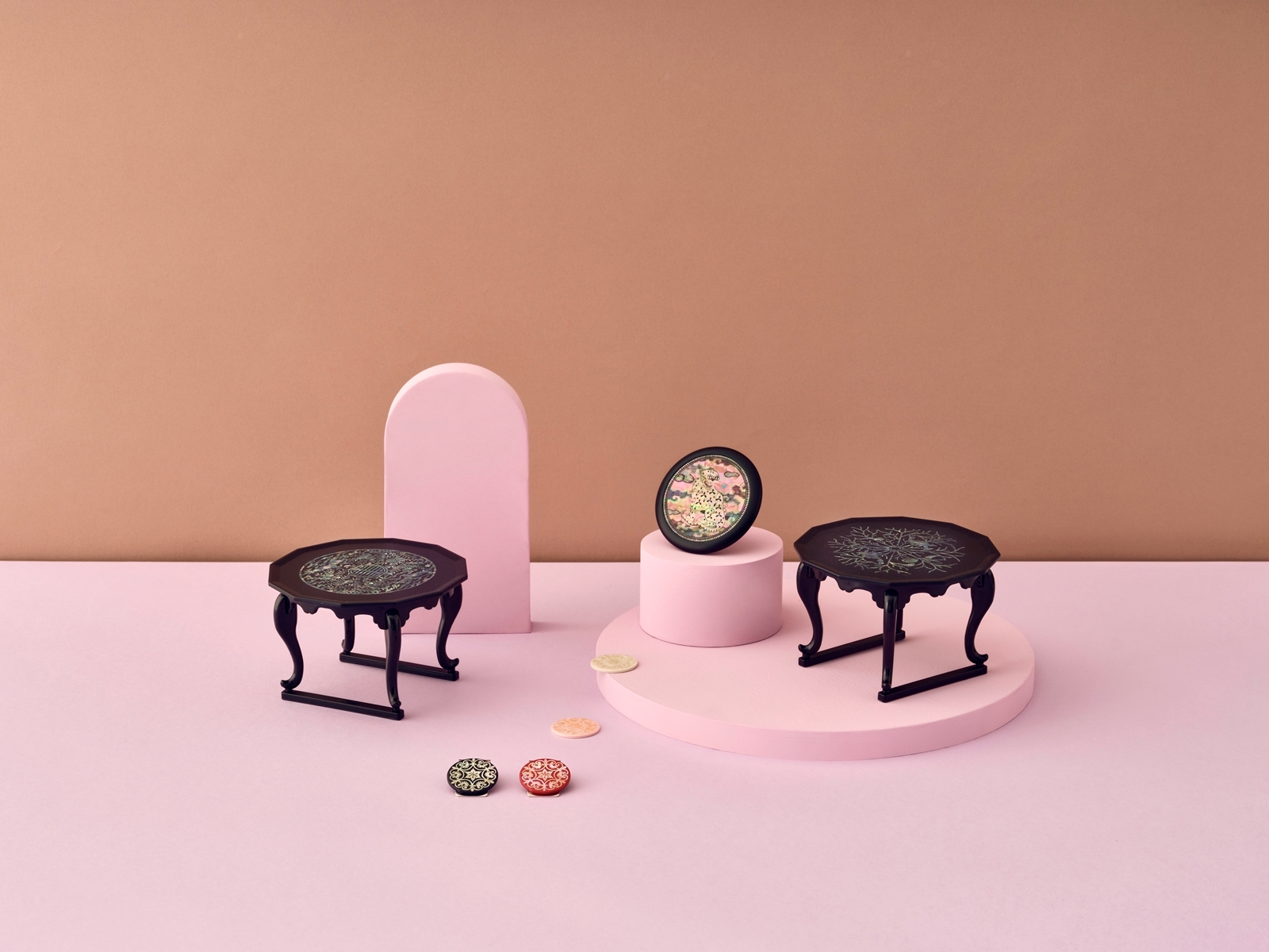 자개소반 무선충전기./ 사진 = 롯데쇼핑