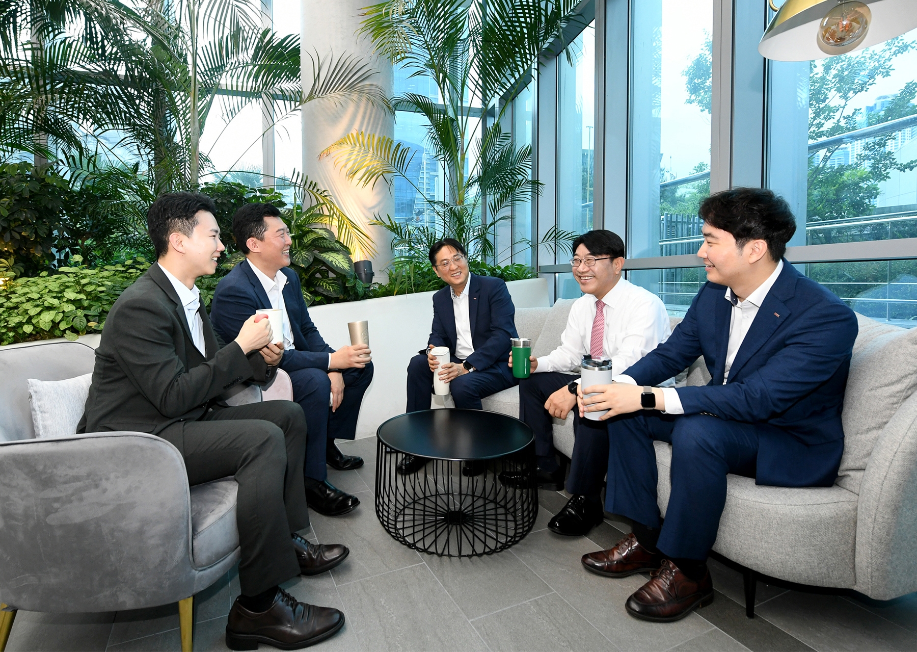 방성빈 BNK부산은행장(사진 오른쪽에서 두번째)이 부산은행 본점 1층 로비의 열린 휴식공간인 ‘B:FOREST’에서 직원들과 소통하고 있다./사진=부산은행