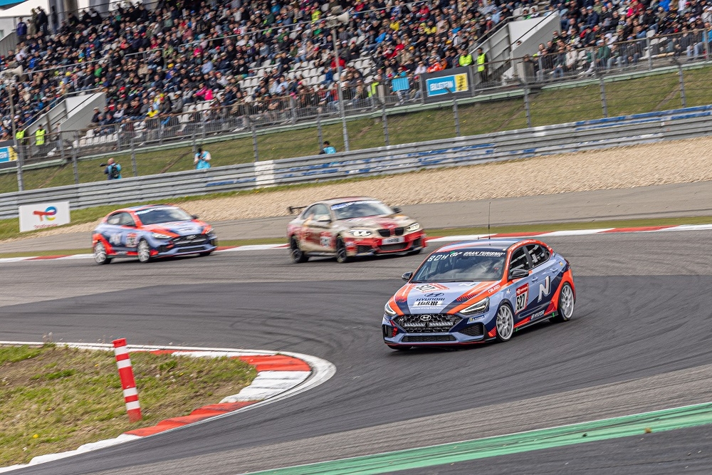 뉘르부르크링 서킷을 주행하는 i30 패스트백 N Cup Car. 사진제공=현대차.