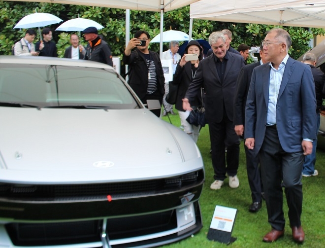 정의선 현대차그룹 회장(오른쪽)이 이탈리아 콩고르소 델레간차 빌라 데스테 2023에서 'N비전74'을 살펴보고 있다. 사진=현대차.