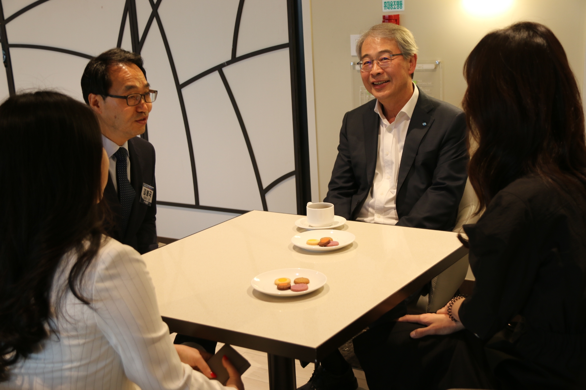 임종룡 우리금융지주 회장(가운데)이 김봉국 한국금융신문 사장, 이수형 파인아시아자산운용 대표, 정현경 뮤직카우 대표와 2023한국금융미래포럼 전 VIP 간담회에서 담소를 나누고 있다./사진=한국금융신문
