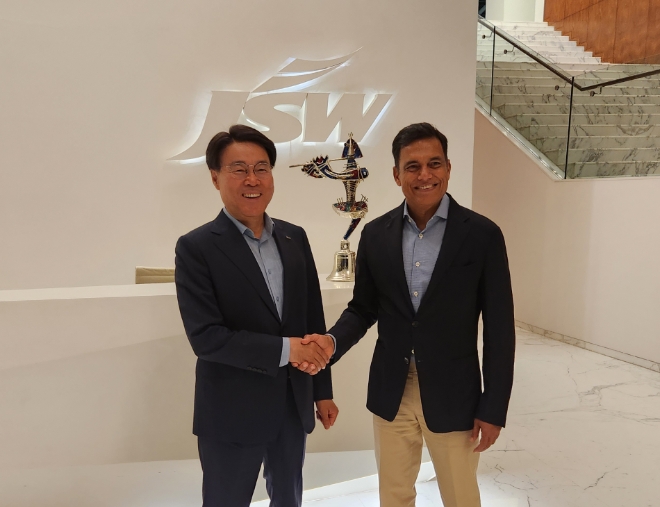 최정우 포스코그룹 회장이 지난 21일 인도 JSW社의 비자야나가르 제철소 방문 후 사쟌 진달(Sajjan Jindal) 회장을 만나 친환경 철강 기술 및 미래 성장사업 협력 방안에 대해 논의했다. /사진제공=포스코그룹.