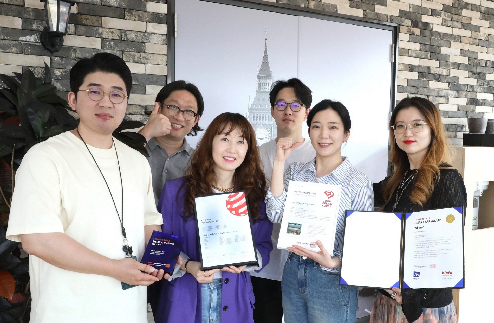김다림 LG유플러스 마케팅전략담당(왼쪽에서 세번째)과 일상비일상의틈팀원들이 ‘iF 디자인 어워드 2023’ 2관왕 기록 후 기념사진을 촬영하고 있다. 사진 제공=LG유프플러스