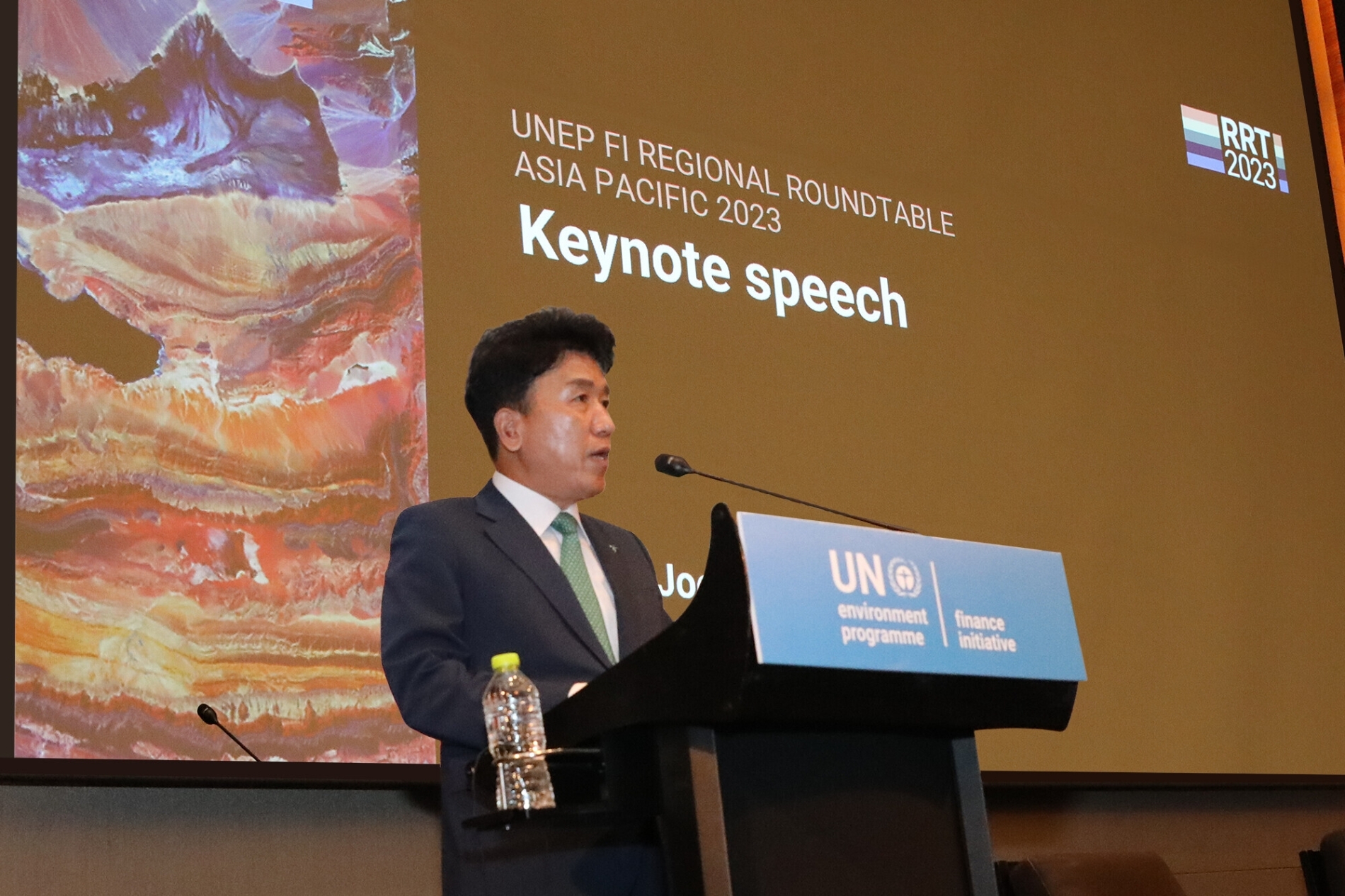 함영주 하나금융그룹 회장이 24일 여의도 콘래드 호텔에서 개최된 유엔 환경계획 금융 이니셔티브(UNEP FI) 아시아·태평양 라운드테이블에서 기조연설을 하고 있다. /사진제공=하나금융그룹