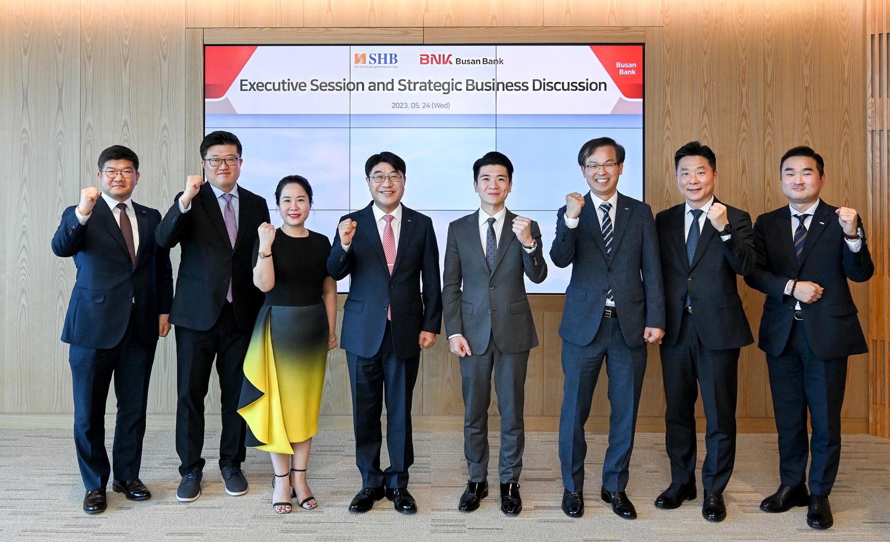 방성빈 BNK부산은행장(왼쪽 네 번째)과 쿠앙 빈(Do Quang Vinh) 사이공-하노이은행 부의장(왼쪽 다섯 번째)이 지난 24일 부산은행 본점에서 상호 협력 방안을 논의했다. /사진제공=BNK부산은행