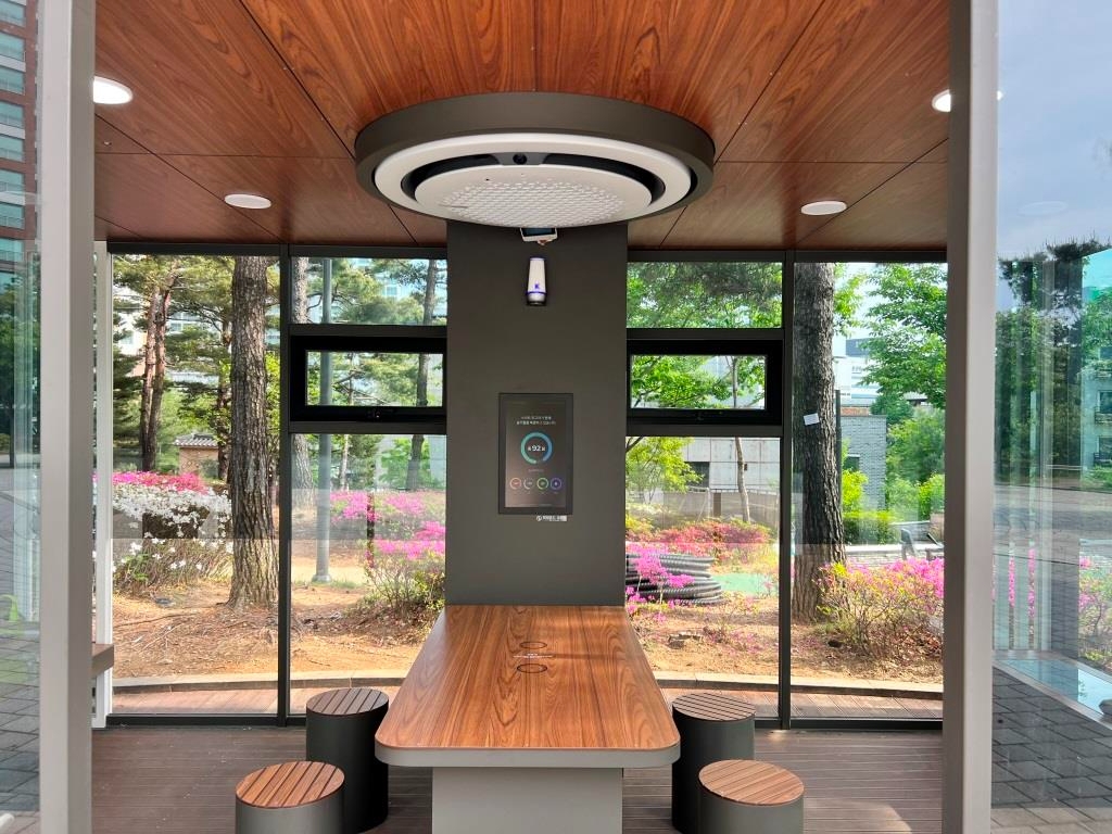 신계역사공원 스마트파고라 내부./사진제공=용산구