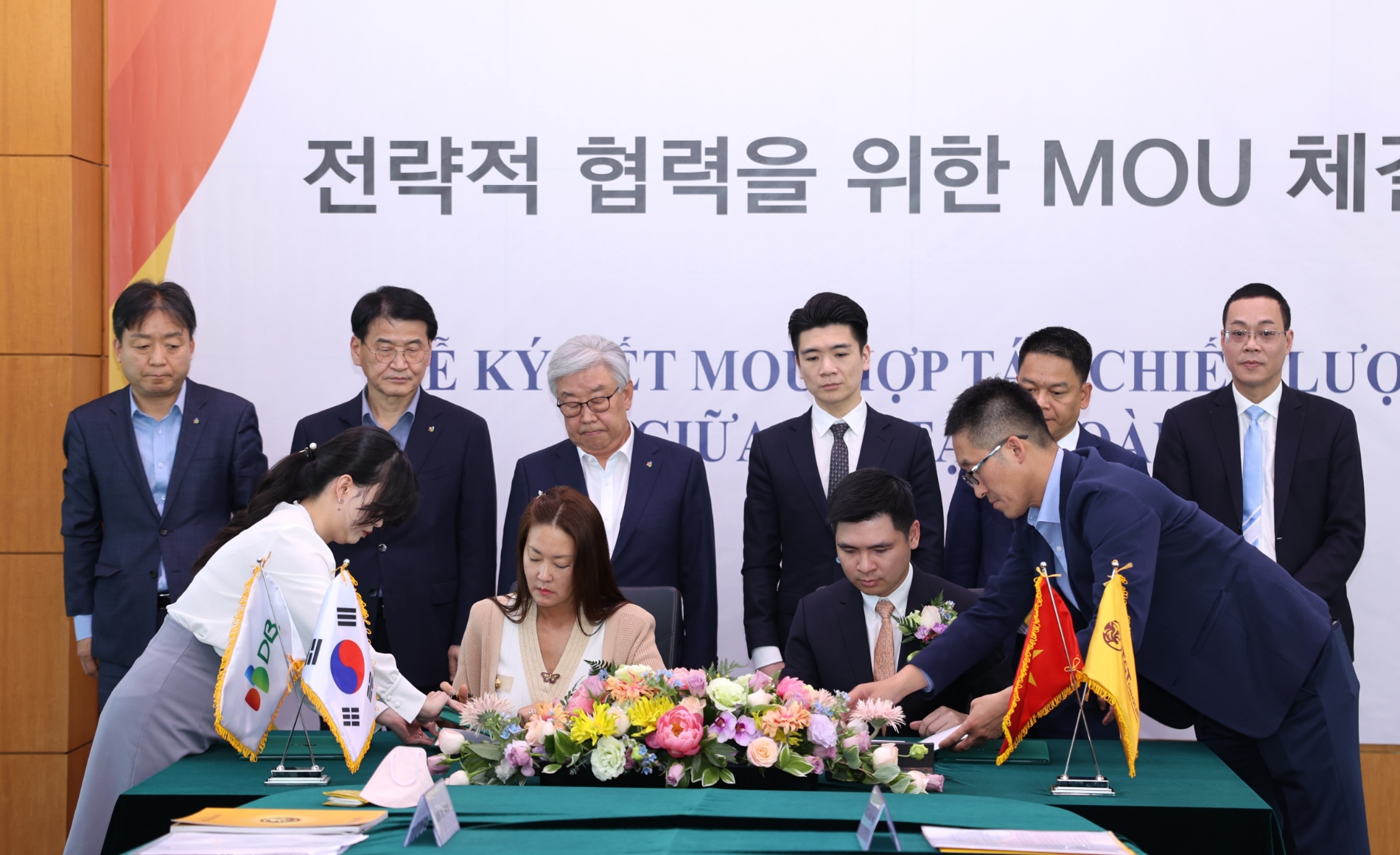 (앞줄 왼쪽에서 두번째부터)김주원 DB그룹 부회장 겸 해외담 당 부회장과 도빈광 베트남 T&T그룹 부회장이 업무협약을 체결하고 있다./사진제공=DB그룹