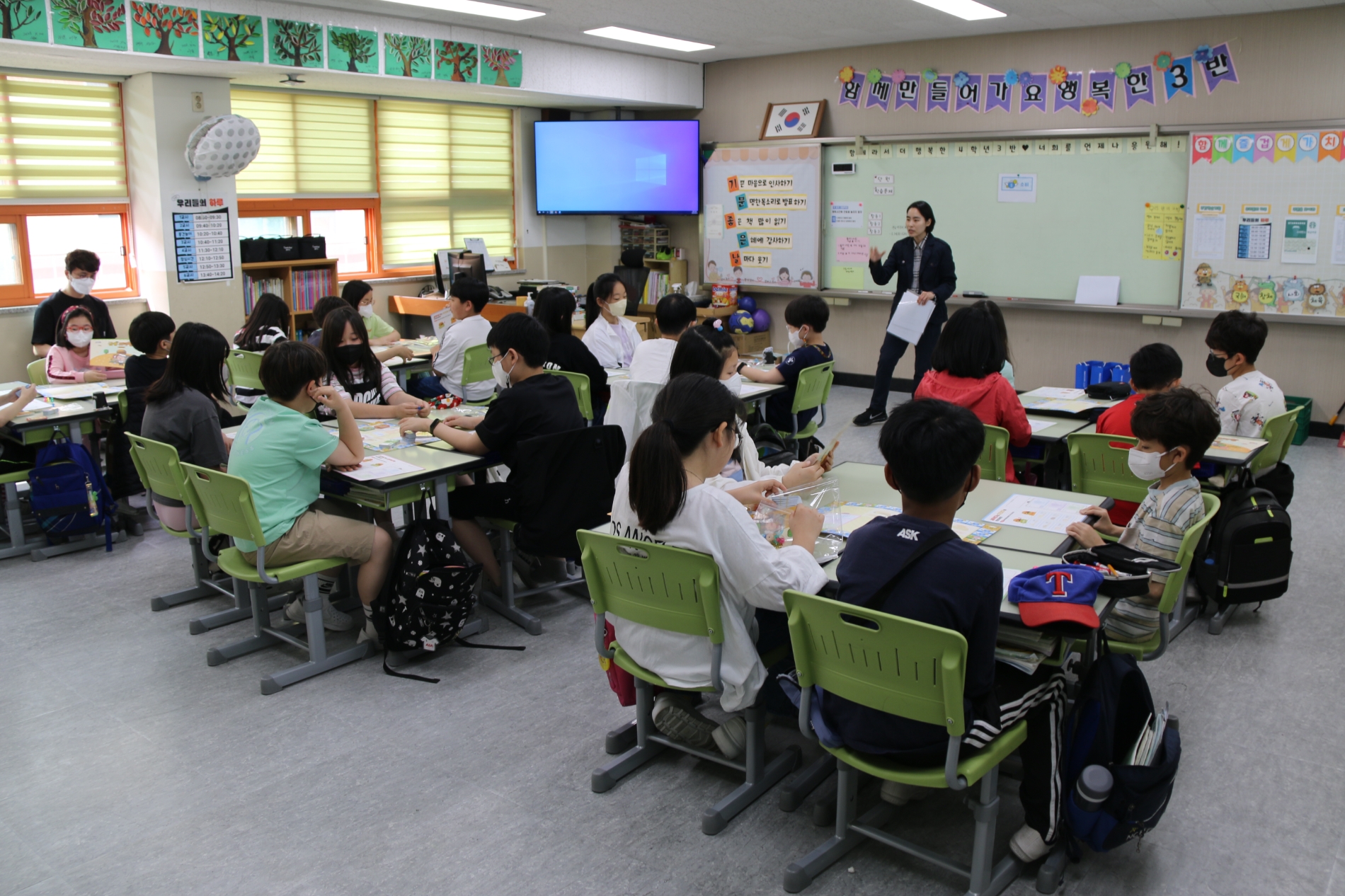 5월 25일 오전 서울 도봉구 누원초등학교에서 4학년 3반 학생들이 금융 교육을 듣고 있다./사진=한국금융신문