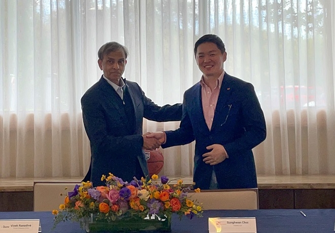 비벡 라나디베 보우캐피탈 회장(왼쪽)과 최성환 SK네트웍스 사업총괄 사장. 사진제공=SK네트웍스.