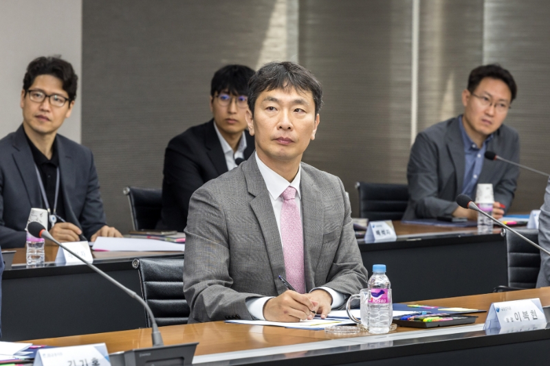 이복현 금융감독원장이 31일 광주은행 본점을 방문해 지역 소상공인의 애로사항을 청취하고 금융지원 방안을 논의했다. 2023.05.31. /사진제공=금융감독원