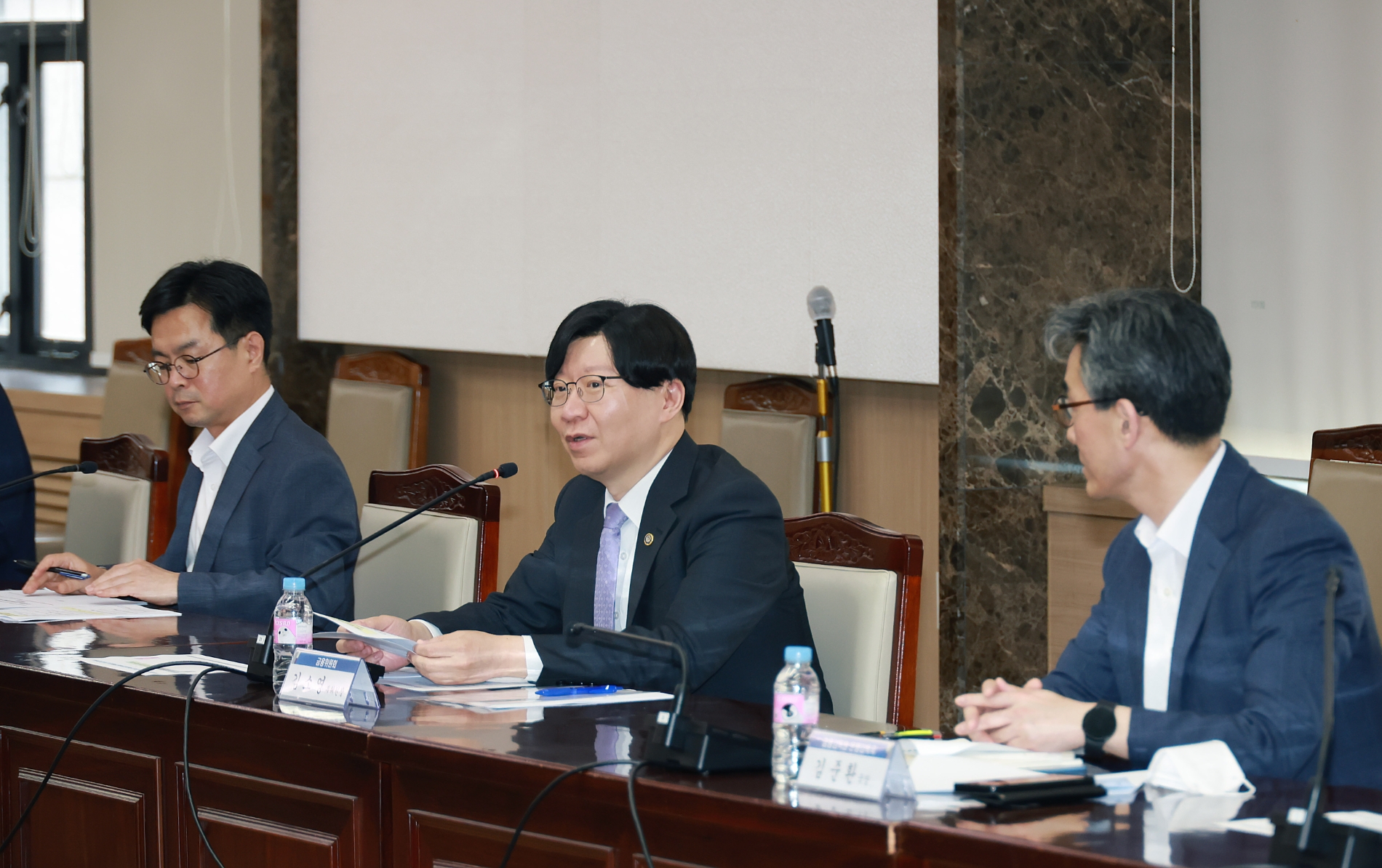 김소영 금융위원회 부위원장이 지난 31일 오후 서울 종로구 정부서울청사에서 개최한 은행권 경엉·영업관행·제도개선 TF 10차 실무작업반 회의에서 지방은행 경쟁력 강화를 위한 건의사항에 대해 논의했다./사진제공=금융위