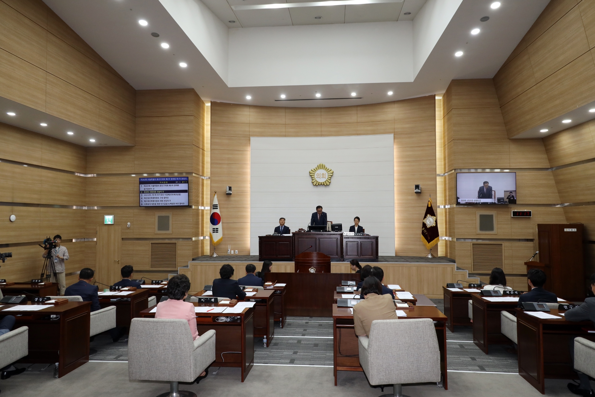 오천진 용산구의회 의장이 제283회 제1차 정례회 본회의를 주재하는 모습./사진제공=용산구의회