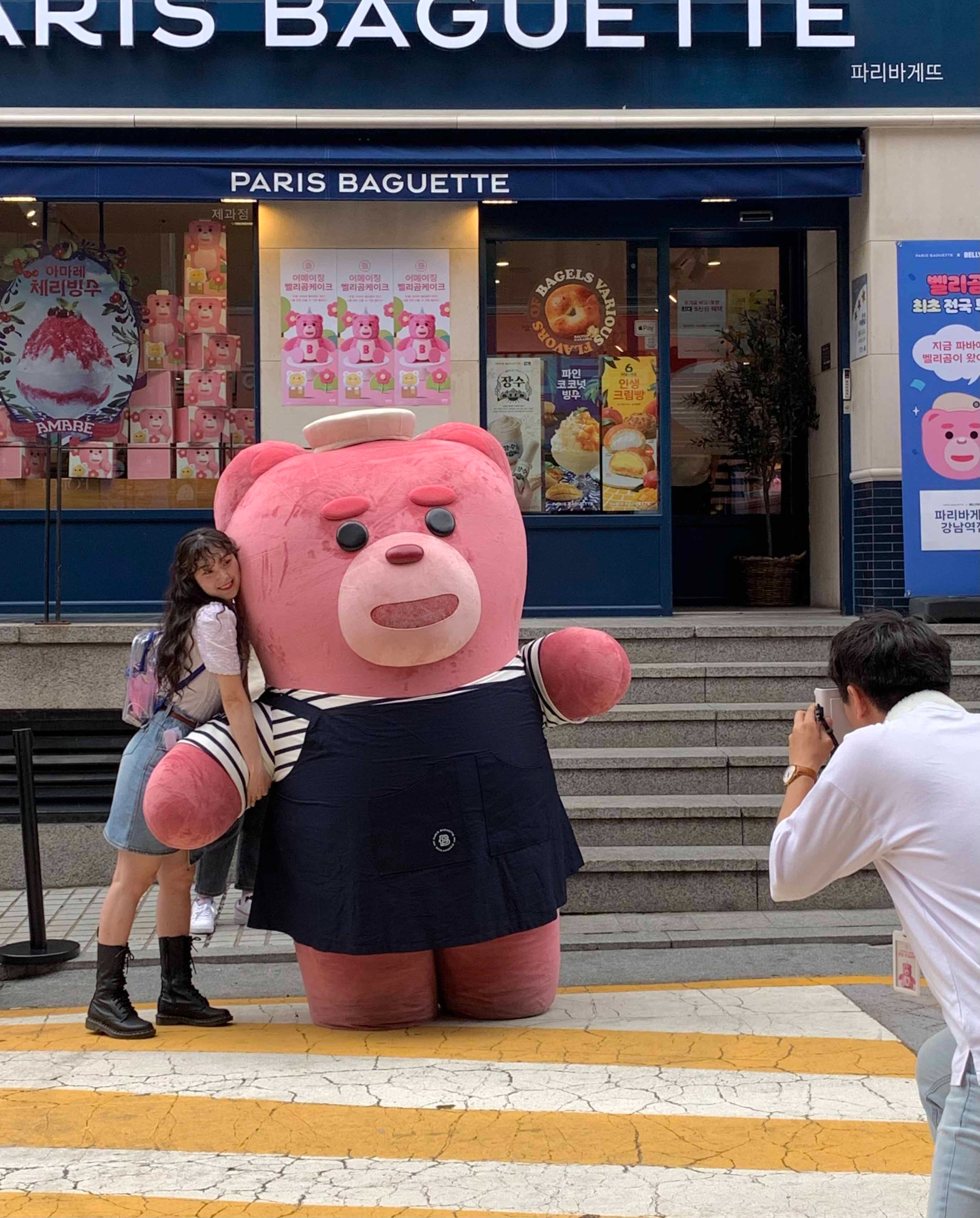 파리바게뜨가 1일 서울 강남역점에서 인기 캐릭터 ‘벨리곰’과 함께 ‘벨리곰 최초 전국 투어’ 이벤트 시작을 알렸다./ 사진 =SPC