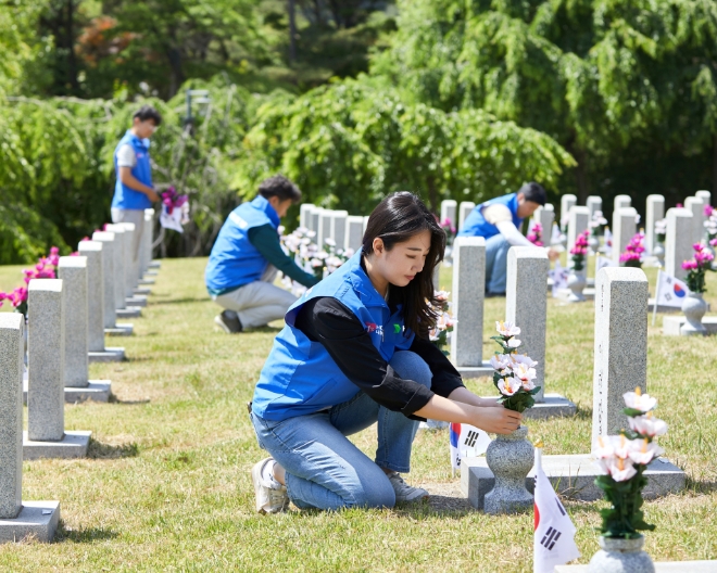 HD현대오일뱅크(대표 주영민)가 제 68회 현충일을 기념해 국립서울현충원에서 임직원 봉사활동을 실시했다. /사진제공=HD현대오일뱅크.