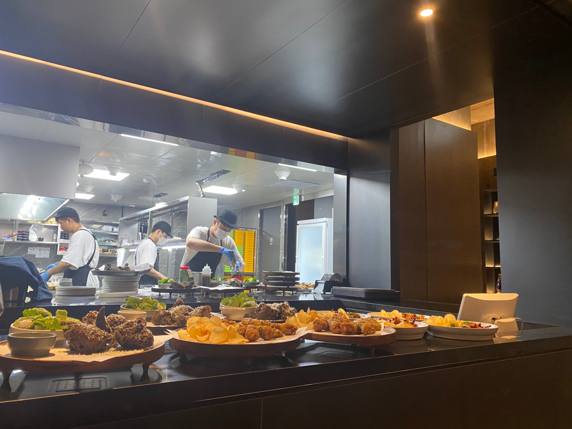 교촌필방 오픈키친 모습./ 사진 = 홍지인 기자