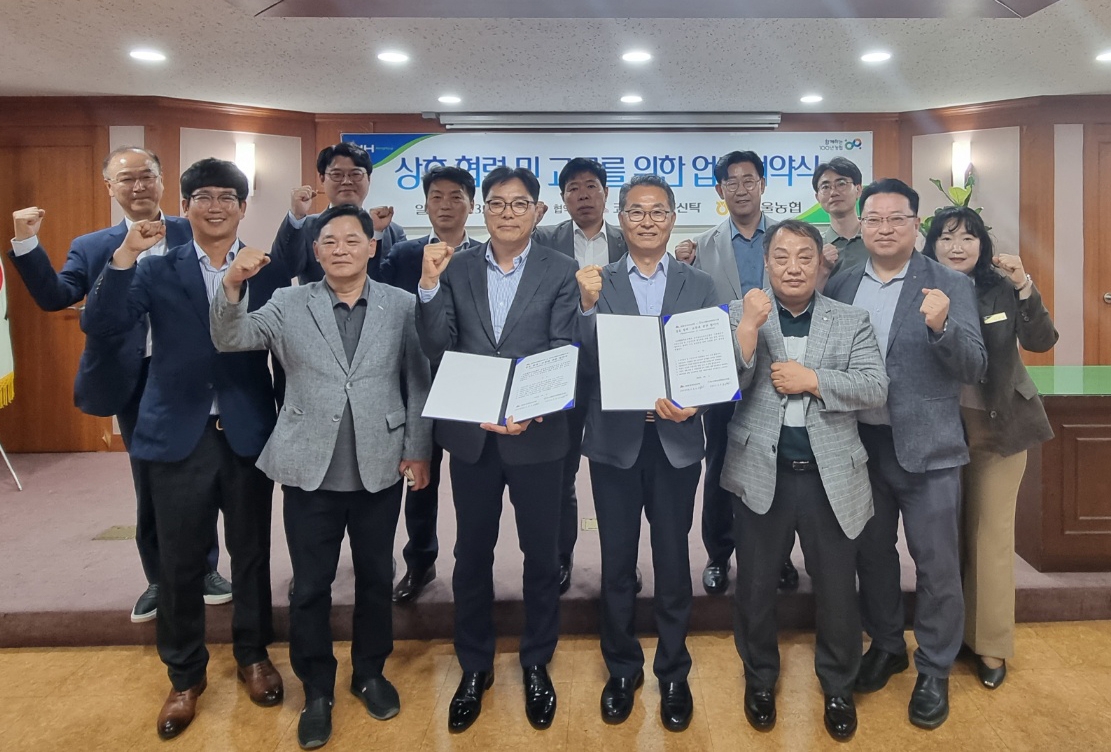 코람코자산신탁과 동서울농업협동조합 관계자들이 자금조달 다각화 업무협약 체결 후 기념촬영을 하고 있다. / 사진제공=코람코자산신탁