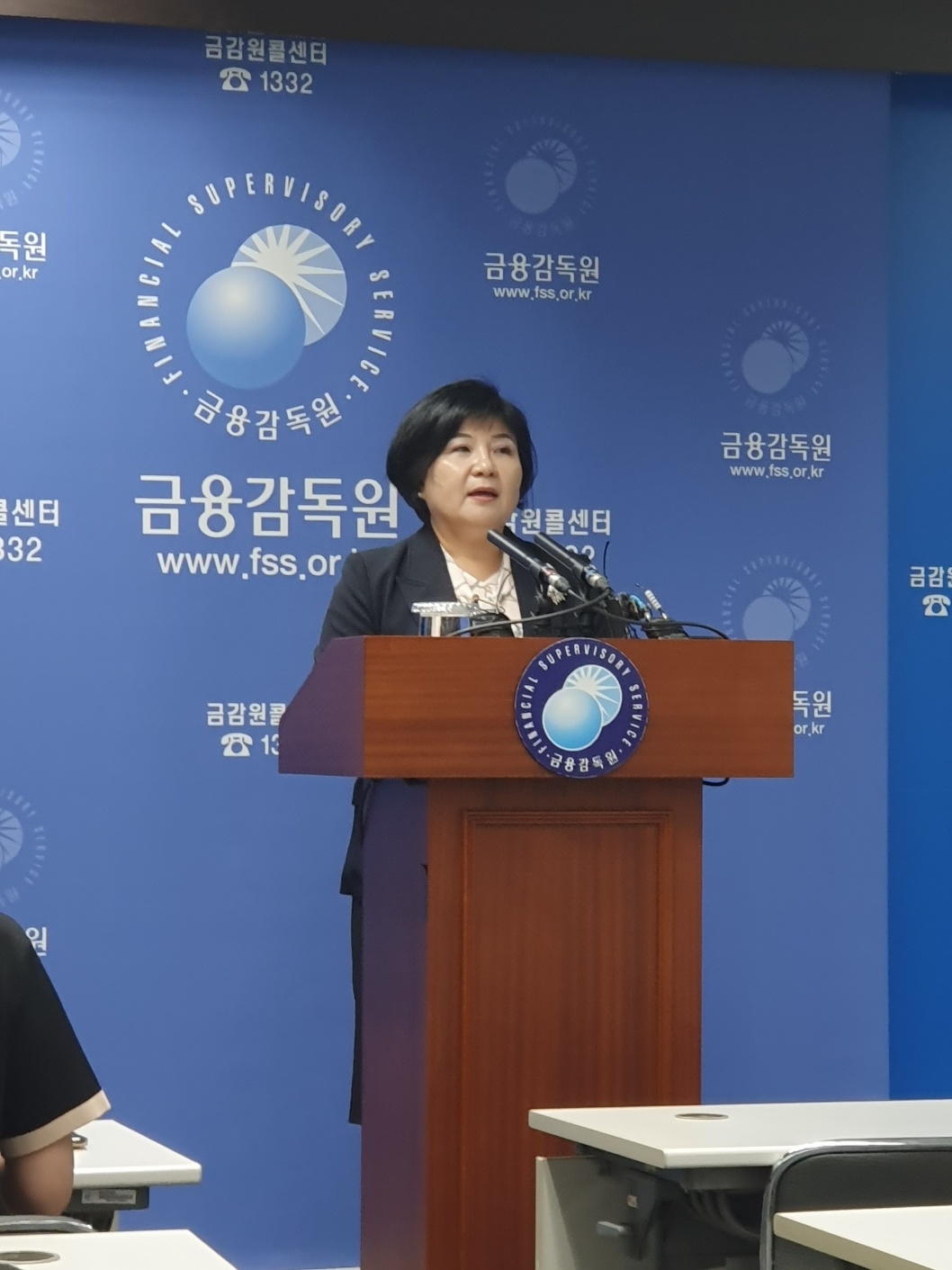 김미영 금융감독원 금융소비자보호처장(부원장)이 8일 여의도 금감원에서 6개 금융협회 및 42개 주요 금융회사 CCO(소비자보호총괄책임자)와의 간담회를 마친 직후 기자 브리핑에서 발언하고 있다. / 사진= 한국금융신문(2023.06.08)