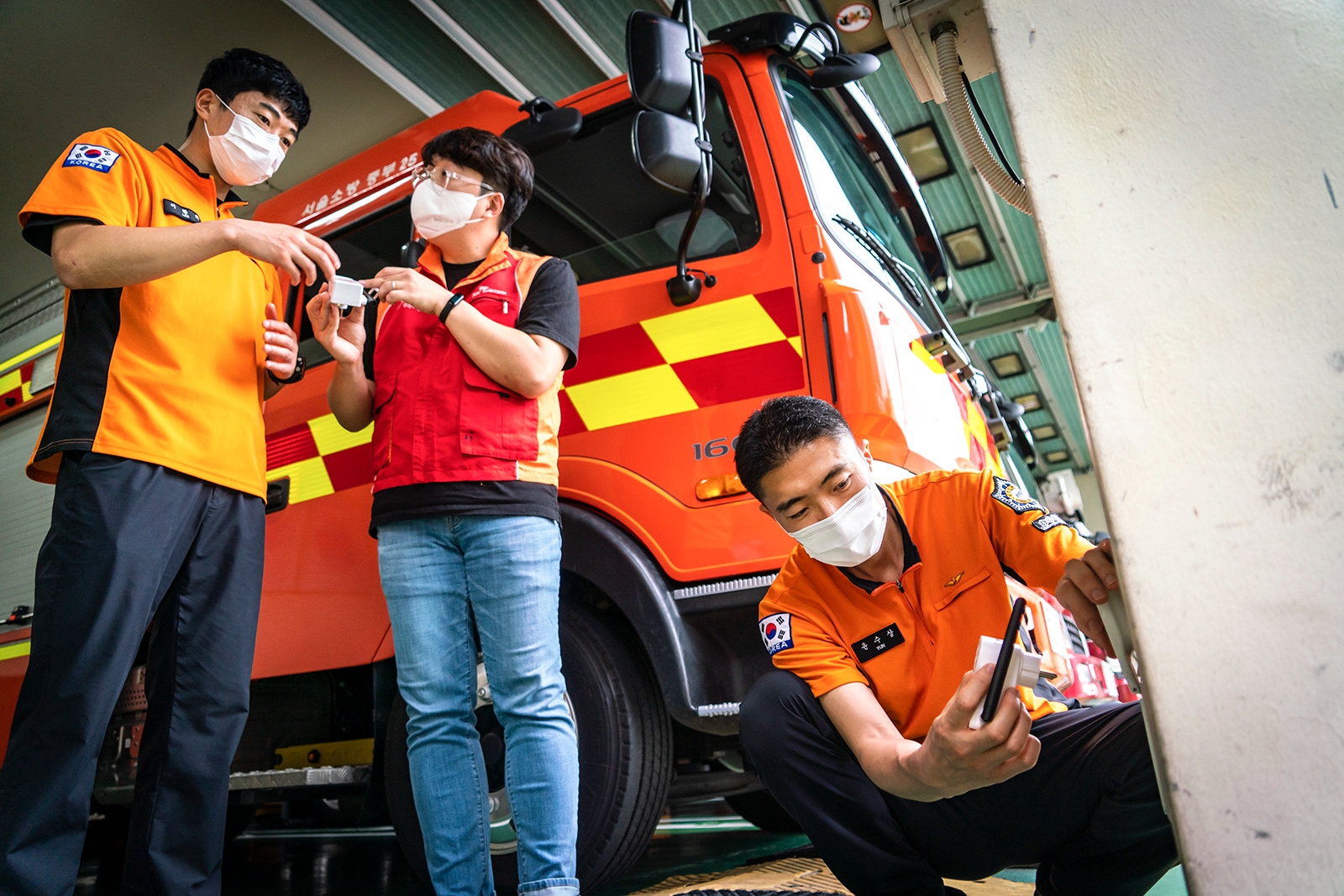 중부소방서회현119안전센터에 감지센서를 설치하는 모습. 사진 제공=SK텔레콤