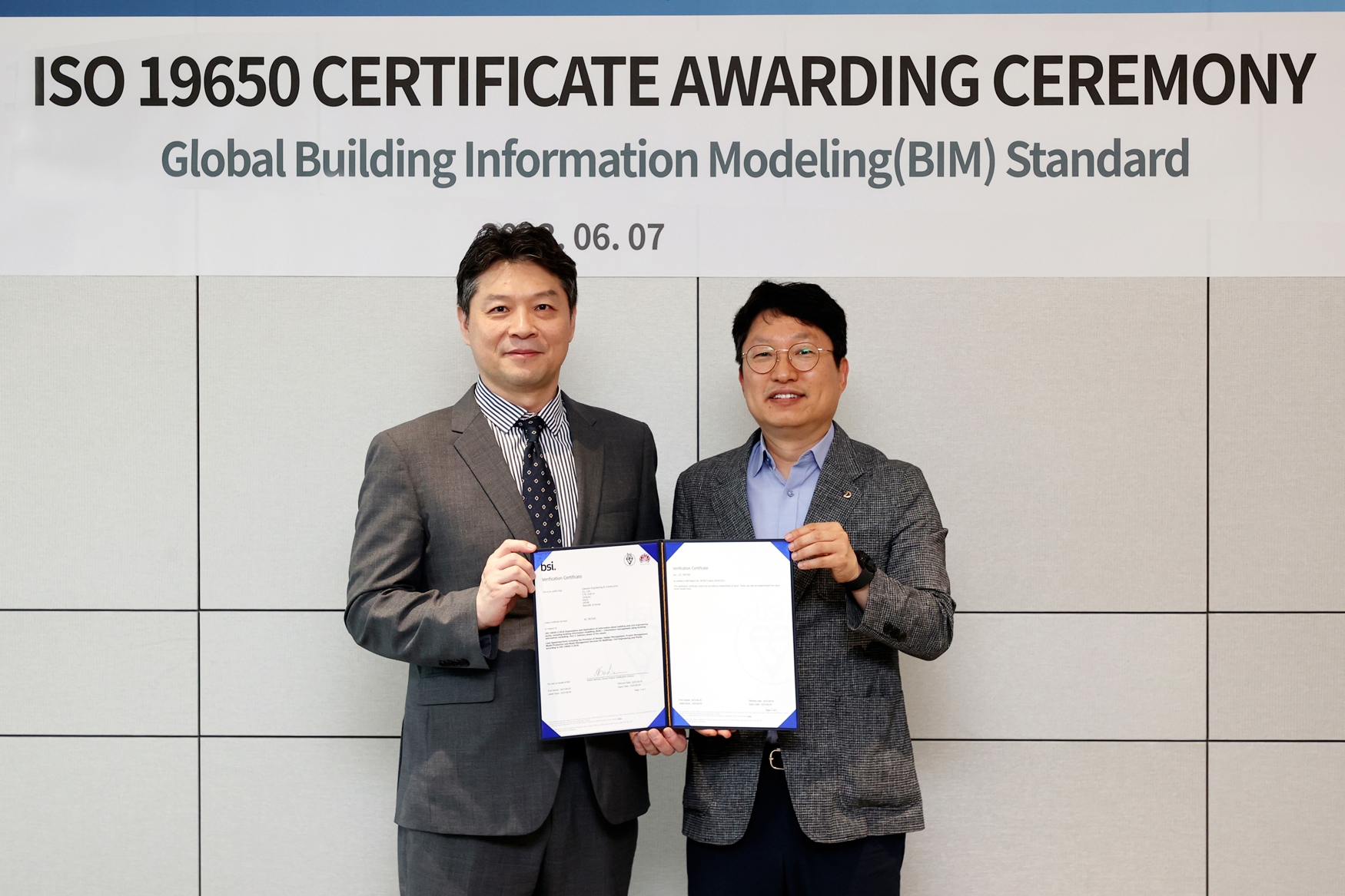 왼쪽 BSI Group Korea 임성환 대표, 오른쪽 대우건설 안전품질본부 배용주 상무 / 사진제공=대우건설