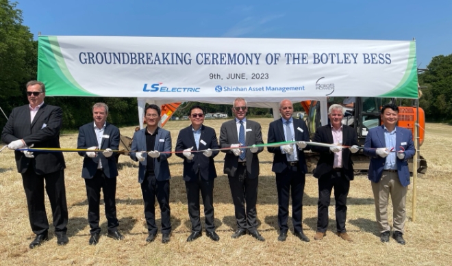 LS일렉트릭(대표 구자균, 김동현, 구동휘)은 지난 9일(현지시간) 영국 보틀리(Botley) ESS 구축 사업 현장에서 김종우 LS일렉트릭 글로벌/SE CIC(사내독립기업) 사장 등 프로젝트 관계자 50여 명이 참가한 가운데 착공식을 개최했다. /사진=LS일렉트릭.