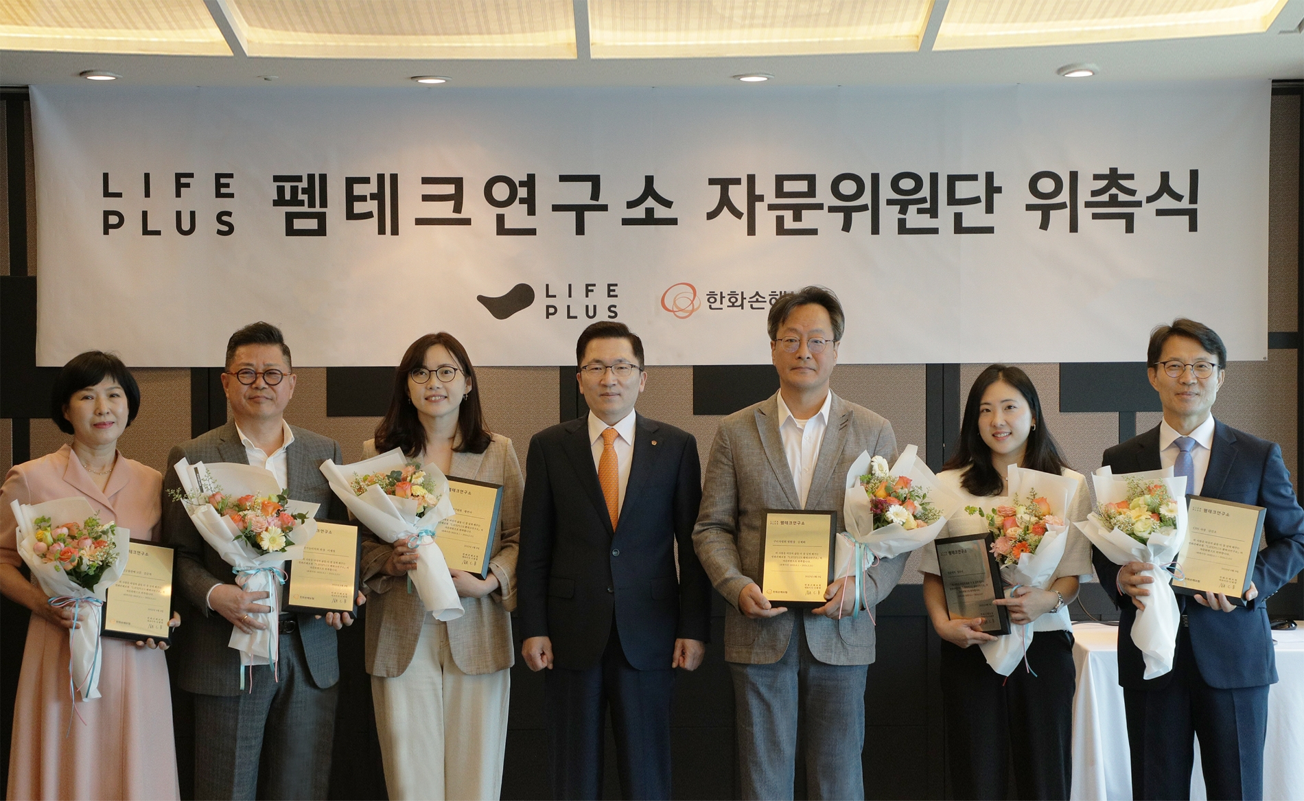 (왼쪽부터) 김순자 글로벌금융판매 고문, 이재철 대한기능의학회 회장, 황현아 보험연구원 변호사, 나채범 한화손해보험 대표이사, 김재화 구미 차병원 원장, 정은지 방송작가, 김진오 CBS 사장이 기념촬영을 하고 있다./사진제공=한화손해보험