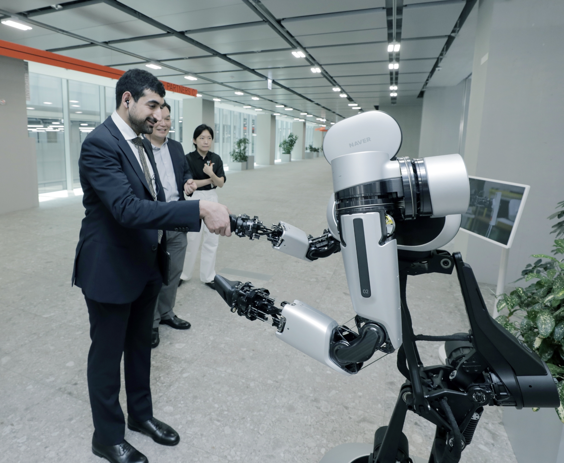 2일 경기도 성남시 네이버 1784를 방문해 네이버의 첨단 기술 테크 컨버전스 사례를 체험 중인 셰이크 사우드 술탄 빈 모하메드 알 카시미 왕자. / 사진제공=네이버