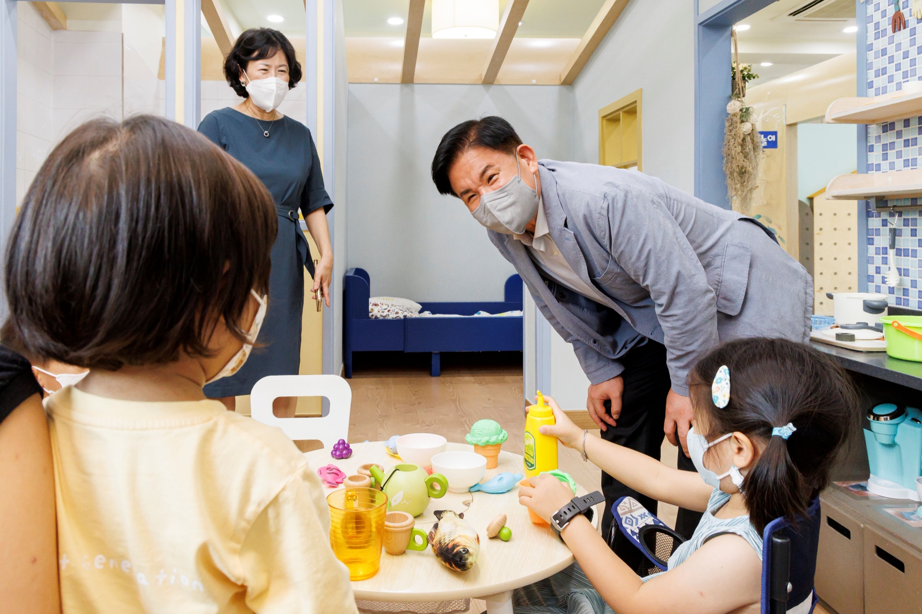 박강수 마포구청장이 상암동에 있는 마포육아종합지원센터를 살펴보는 모습./사진제공=마포구