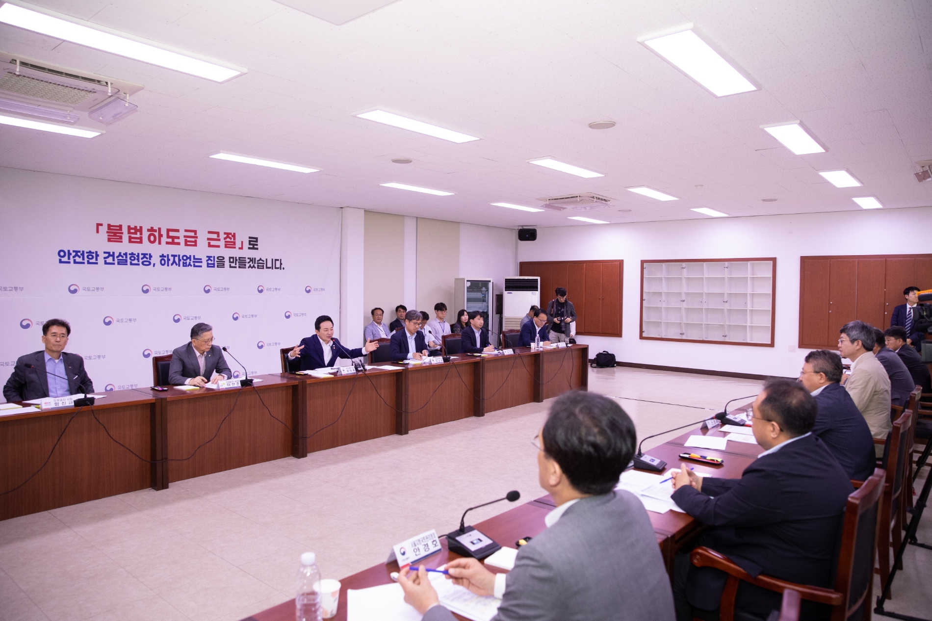 불법하도급 근절 현장점검에 나선 원희룡 장관이 근절방안에 대해 논의하고 있다. / 사진제공=국토교통부