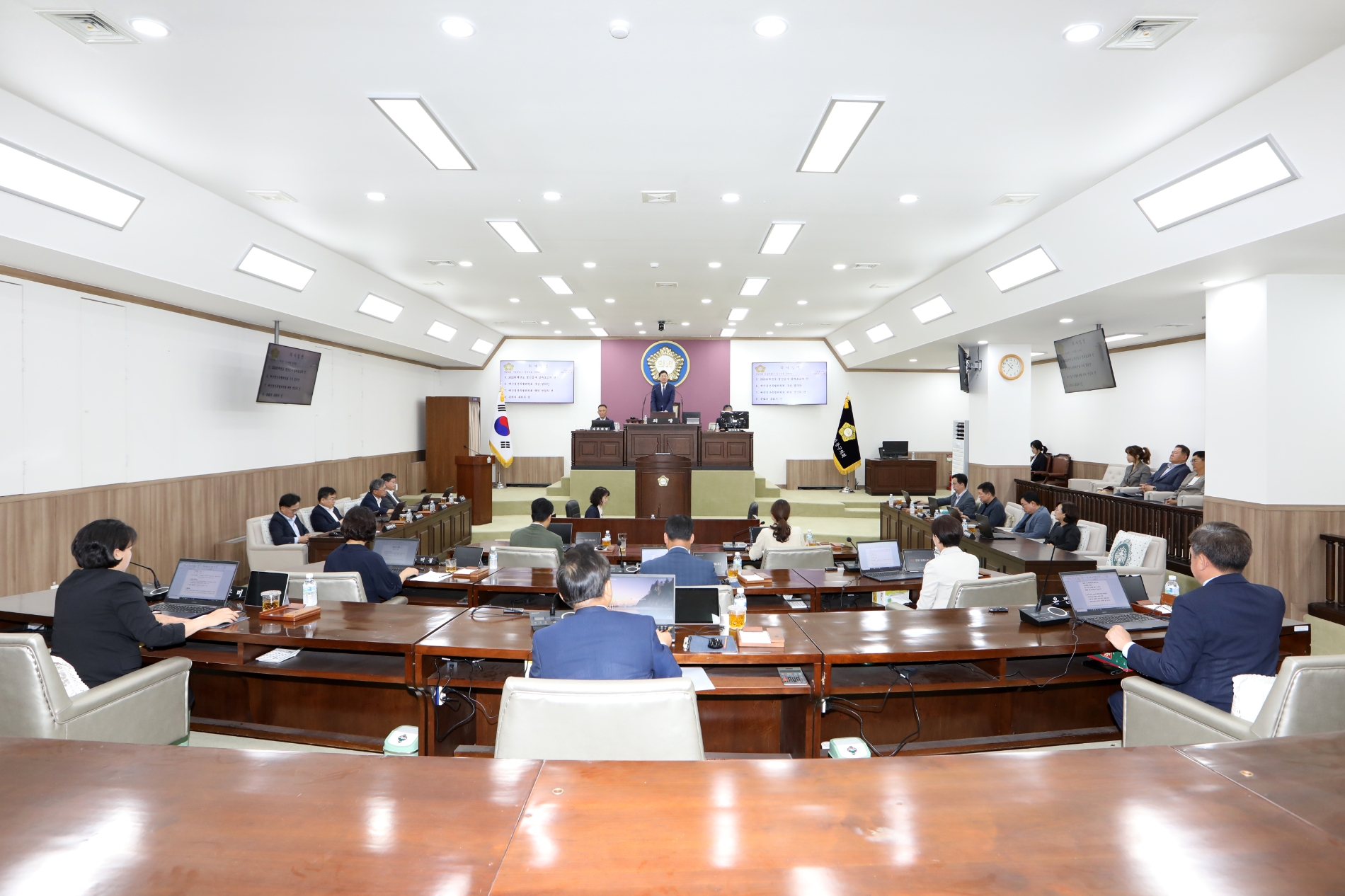 길기영 중구의회 의장이 1차 정례회 본회의를 주재하는 모습./사진제공=중구의회