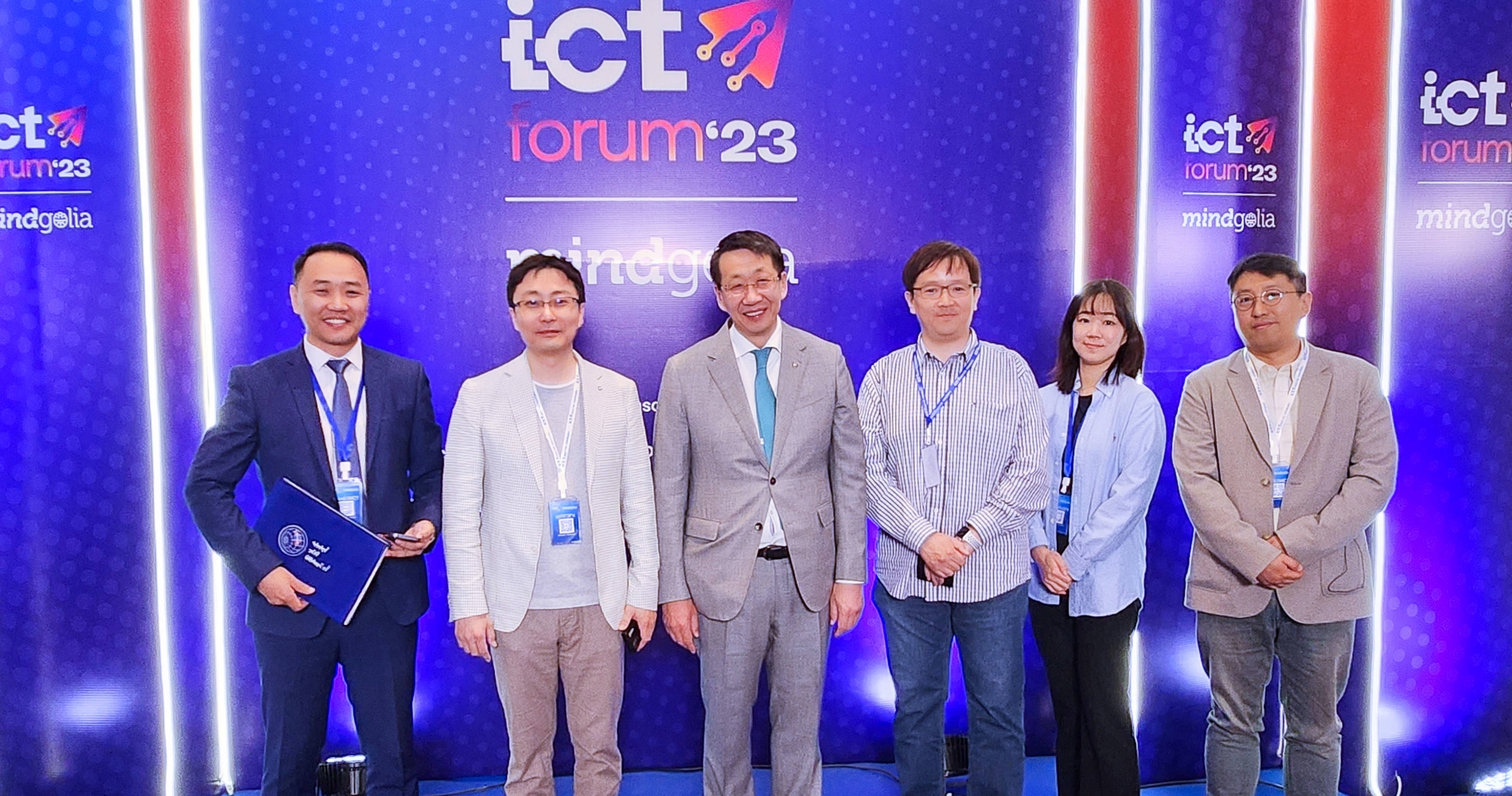 엥흐 암강랑 로브상체렝 몽골 교육과학부 장관(왼쪽 세번째)이 웨일 부스를 둘러본 후 사진을 찍고 있다. / 사진제공=네이버