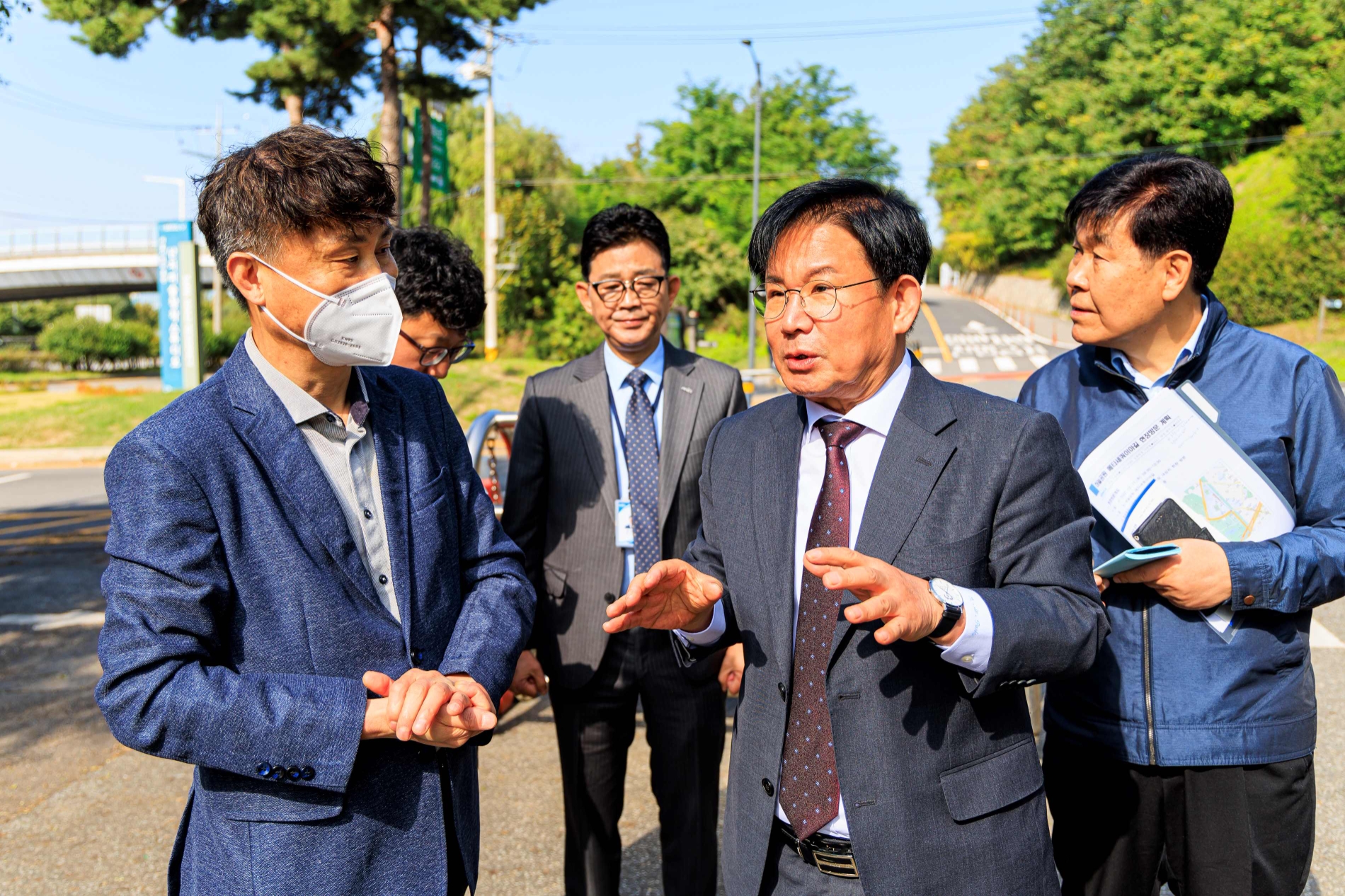 박강수 마포구청장이 지난해 10월 상암동 인근 도로의 수목관리 상황을 살피는 모습./사진제공=마포구