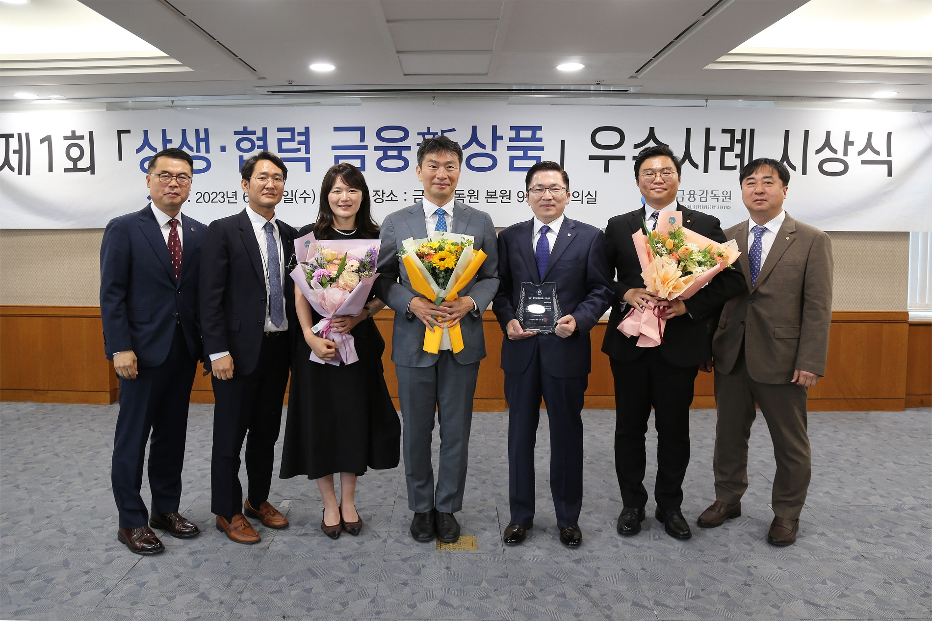 (왼쪽 네번째부터)이복현 금융감독원장과 나채범 한화손해보험 대표이사 사장이 기념촬영을 하고 있다./사진제공=한화손해보험